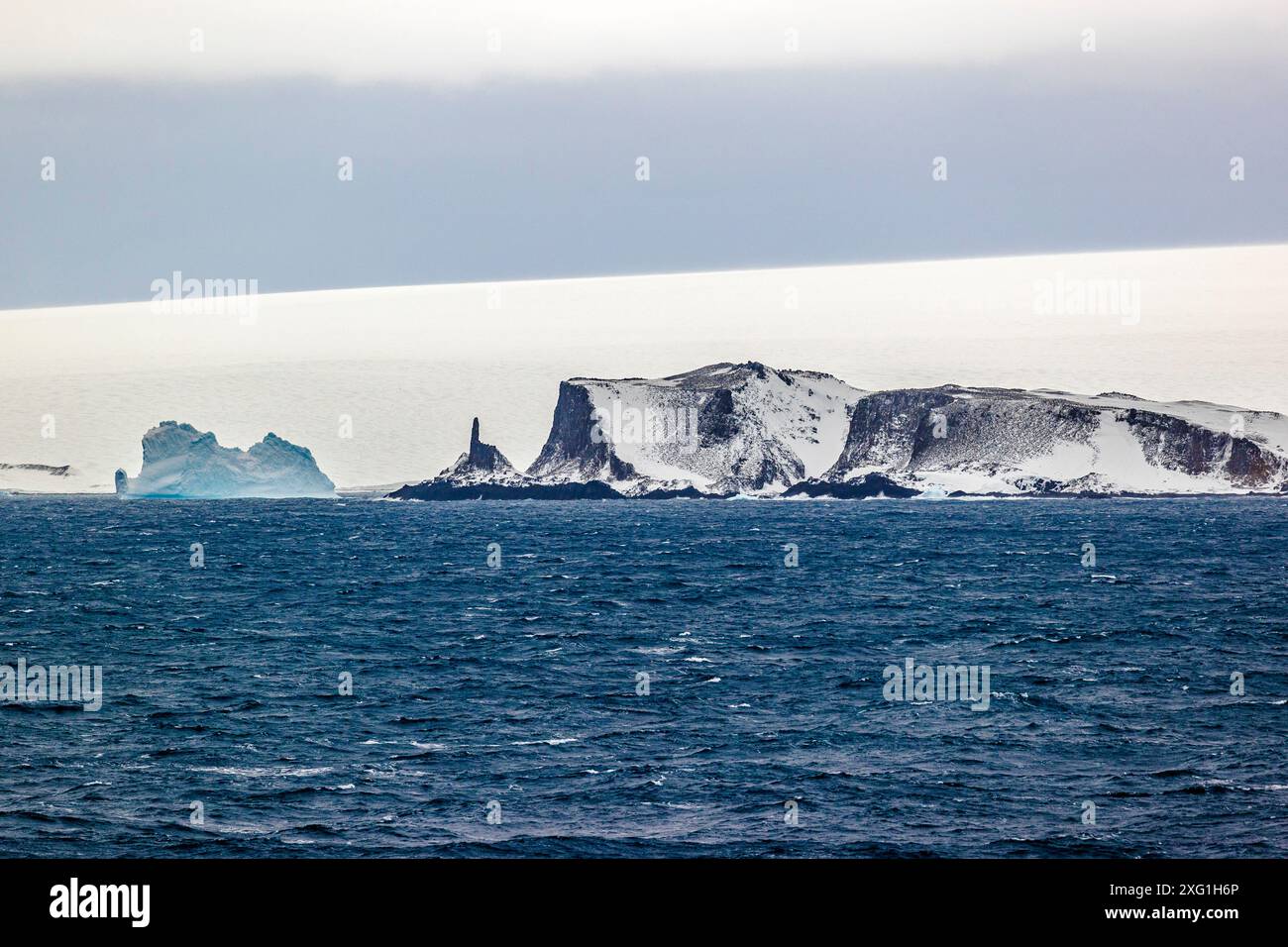 Formazioni geologiche intorno all'isola di Livingston, penisola dell'Antartide, sabato 18 novembre 2023. Foto: David Rowland / One-Image.com Foto Stock