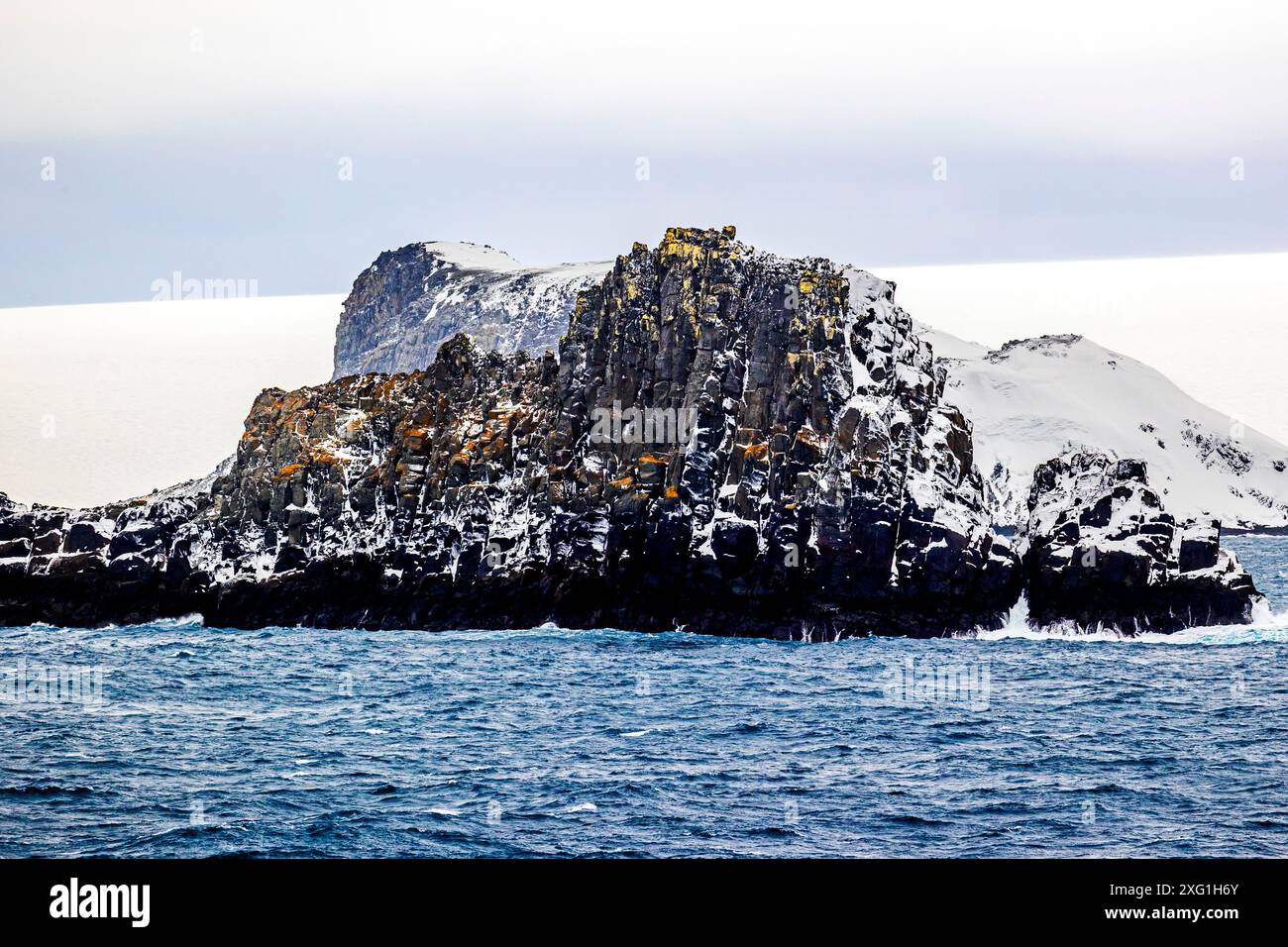 Formazioni geologiche intorno all'isola di Livingston, penisola dell'Antartide, sabato 18 novembre 2023. Foto: David Rowland / One-Image.com Foto Stock