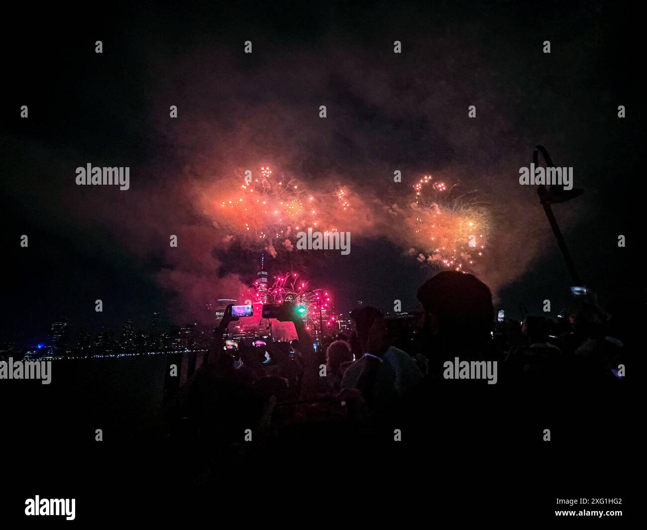 I fuochi d'artificio di Macys del 4 luglio (2024) vista dall'Exchange Place, New Jersey. Foto Stock