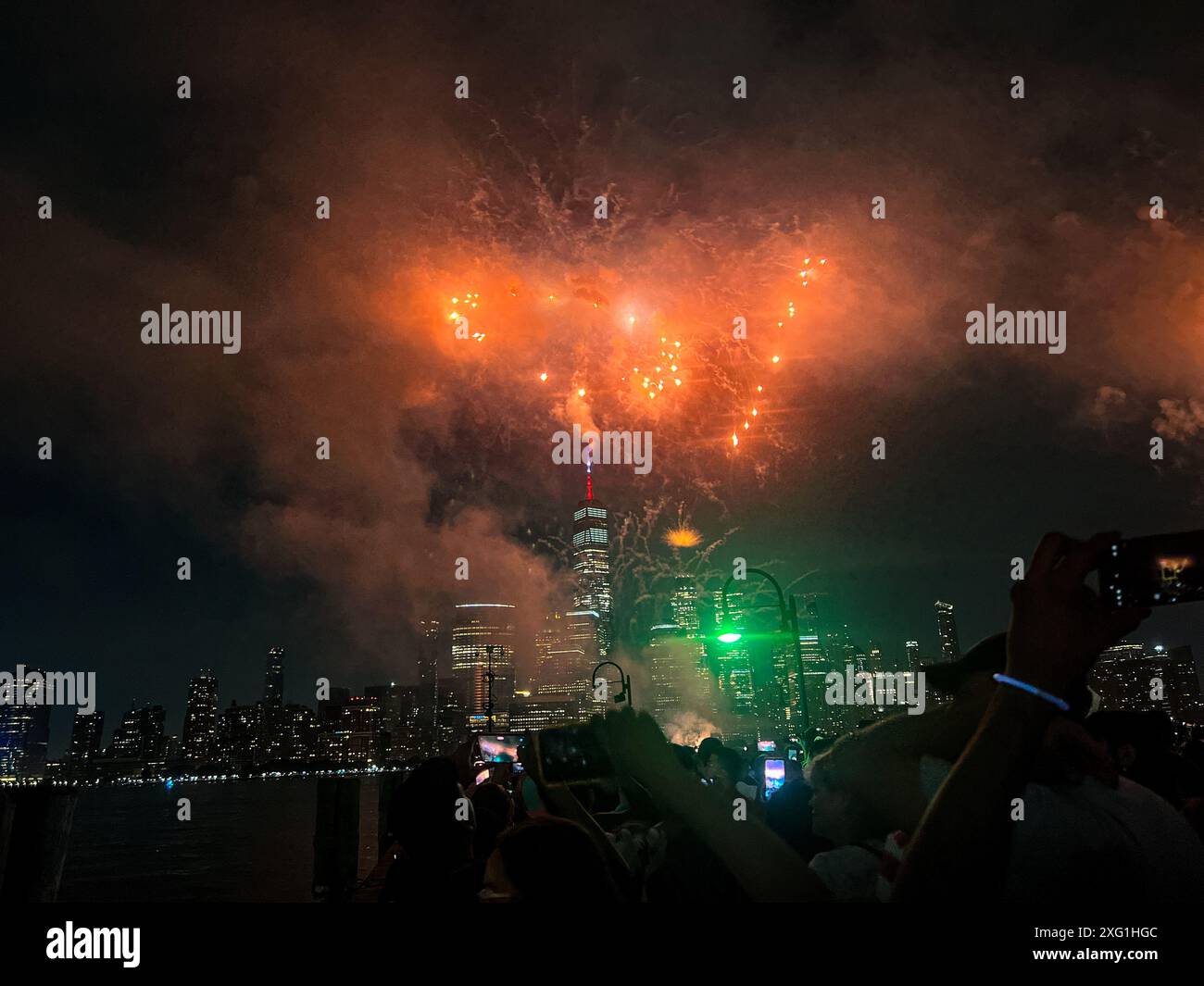 I fuochi d'artificio di Macys del 4 luglio (2024) vista dall'Exchange Place, New Jersey. Foto Stock