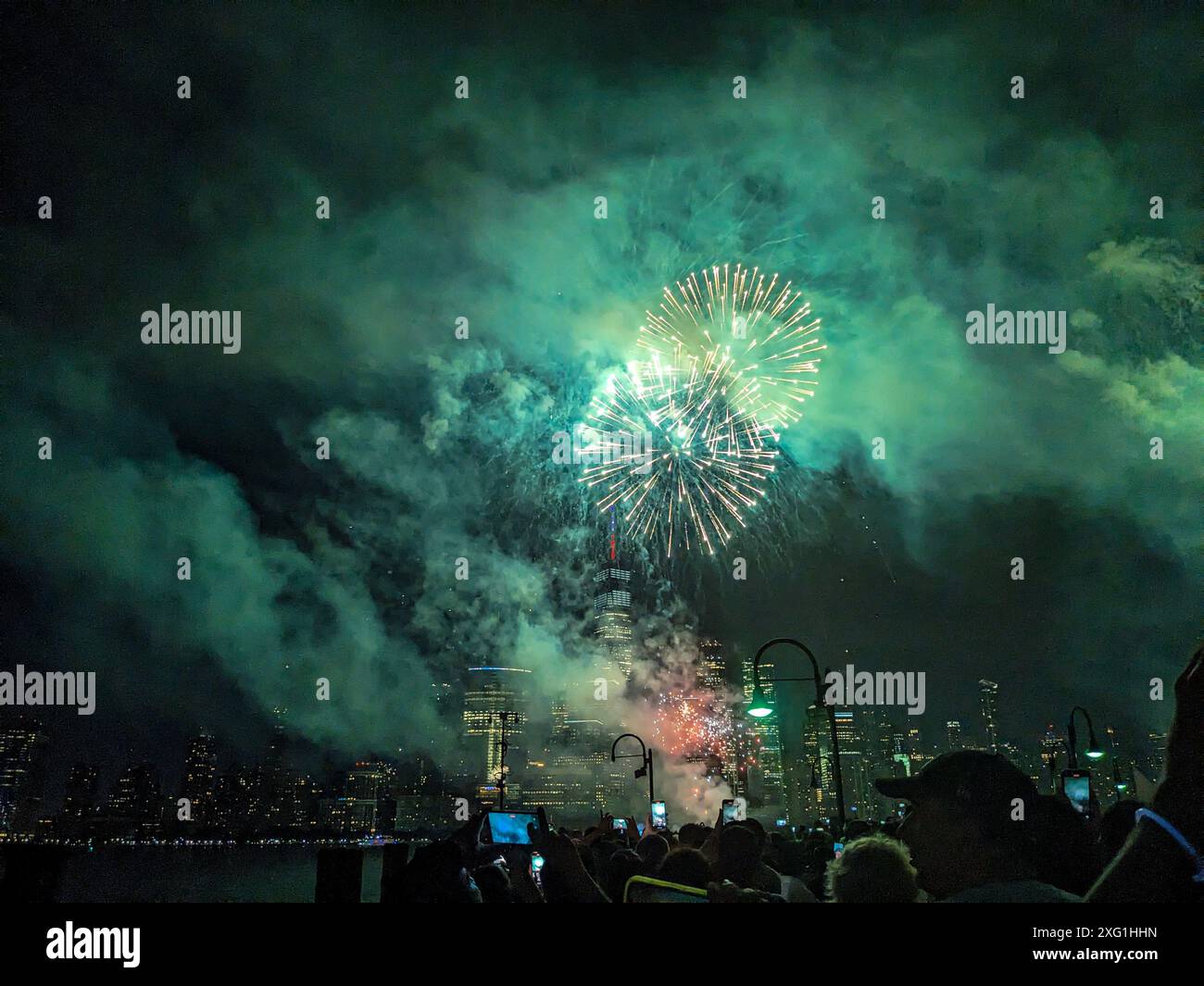 I fuochi d'artificio di Macys del 4 luglio (2024) vista dall'Exchange Place, New Jersey. Foto Stock