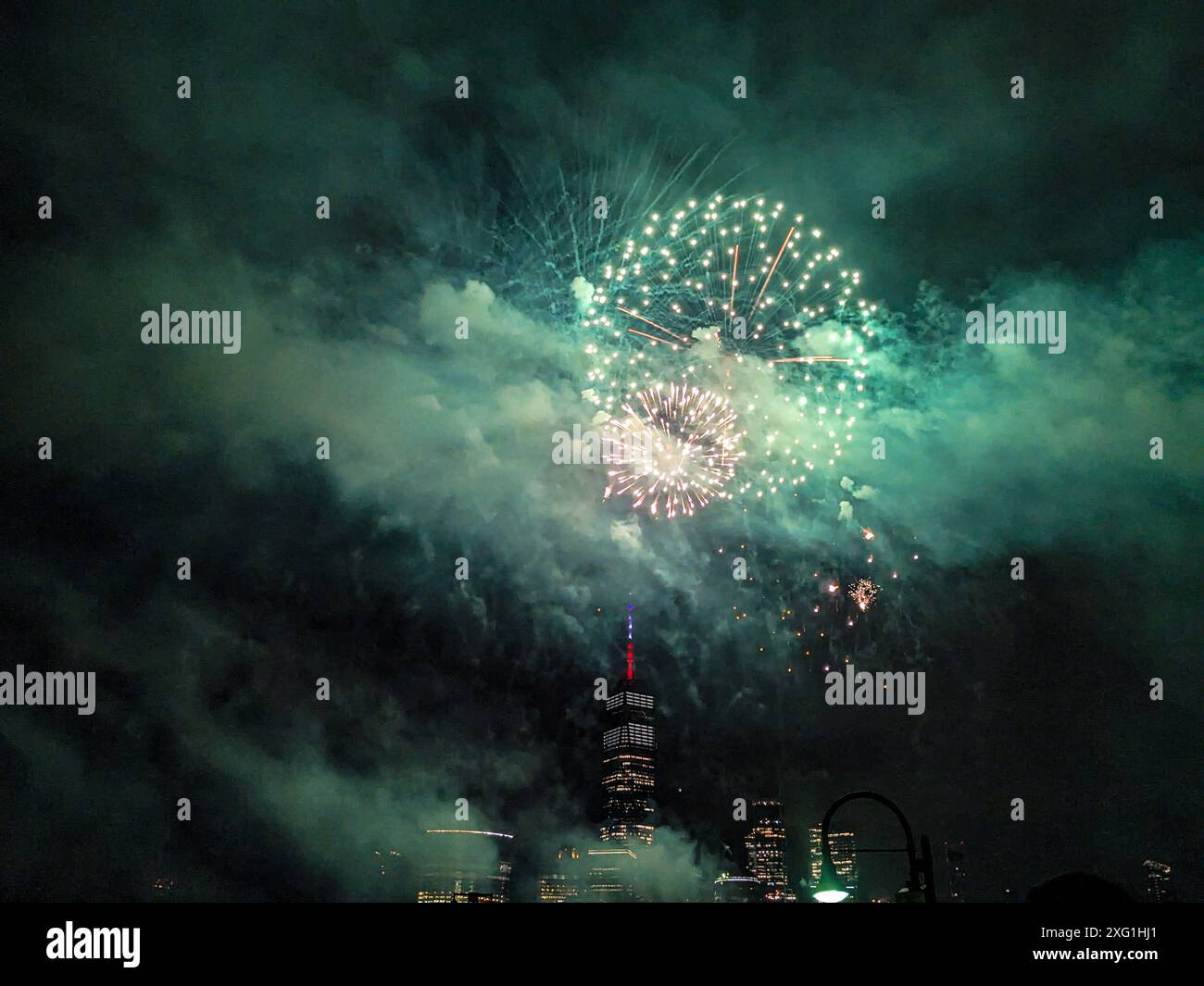 I fuochi d'artificio di Macys del 4 luglio (2024) vista dall'Exchange Place, New Jersey. Foto Stock