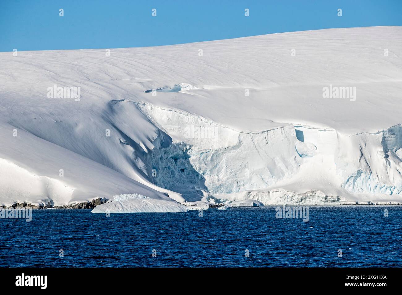 Formazioni geologiche e ghiacciai intorno alle isole Melchior, Penisola Antartica, domenica 19 novembre 2023. Foto: David Rowland / One-Image.com Foto Stock