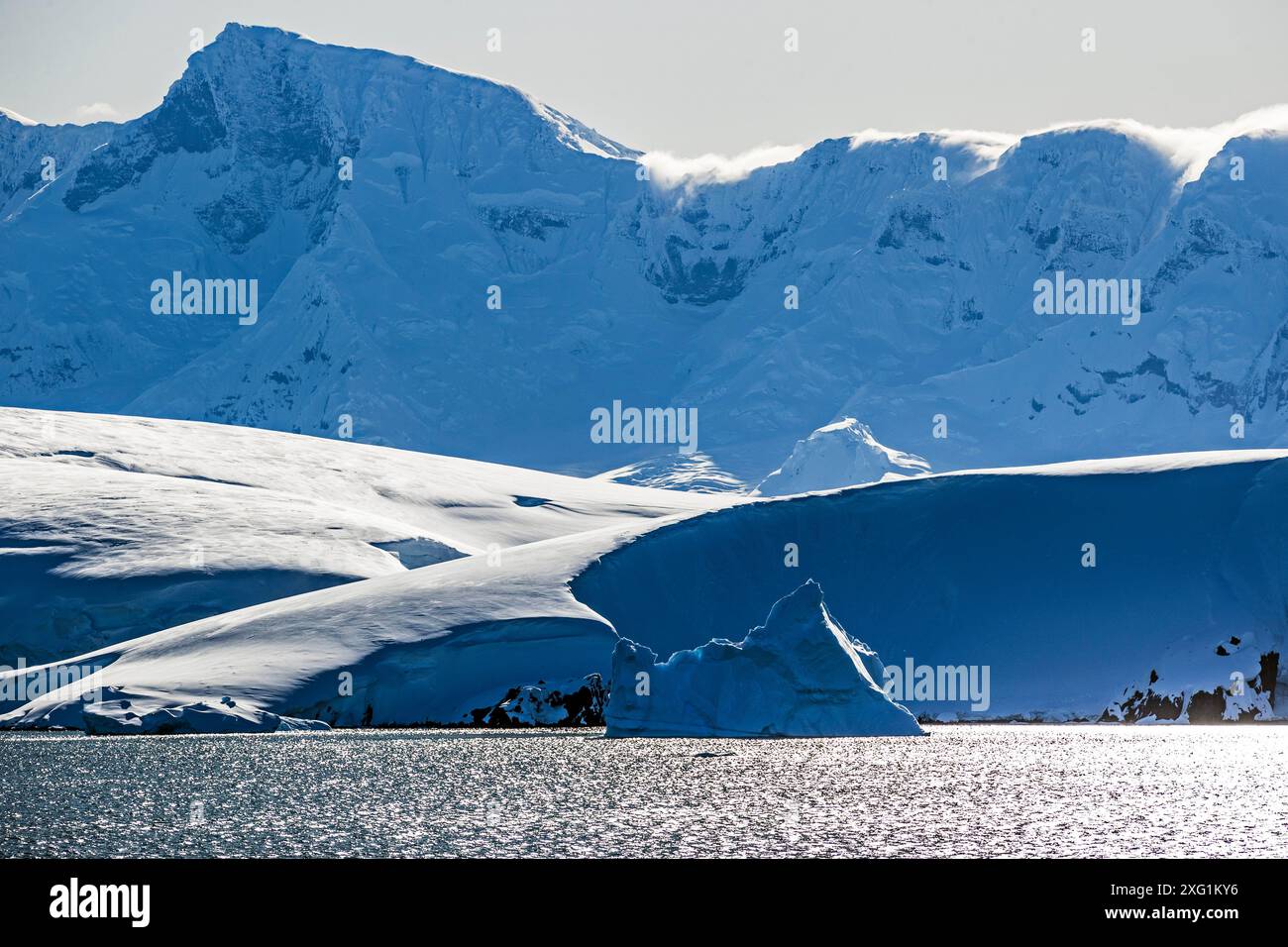 Formazioni geologiche e ghiacciai intorno alle isole Melchior, Penisola Antartica, domenica 19 novembre 2023. Foto: David Rowland / One-Image.com Foto Stock