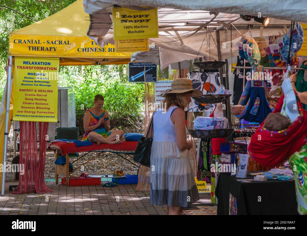 Eumundi - Australia- 1° febbraio 2012; persone e bancarelle nei famosi mercati del fine settimana della città. Foto Stock