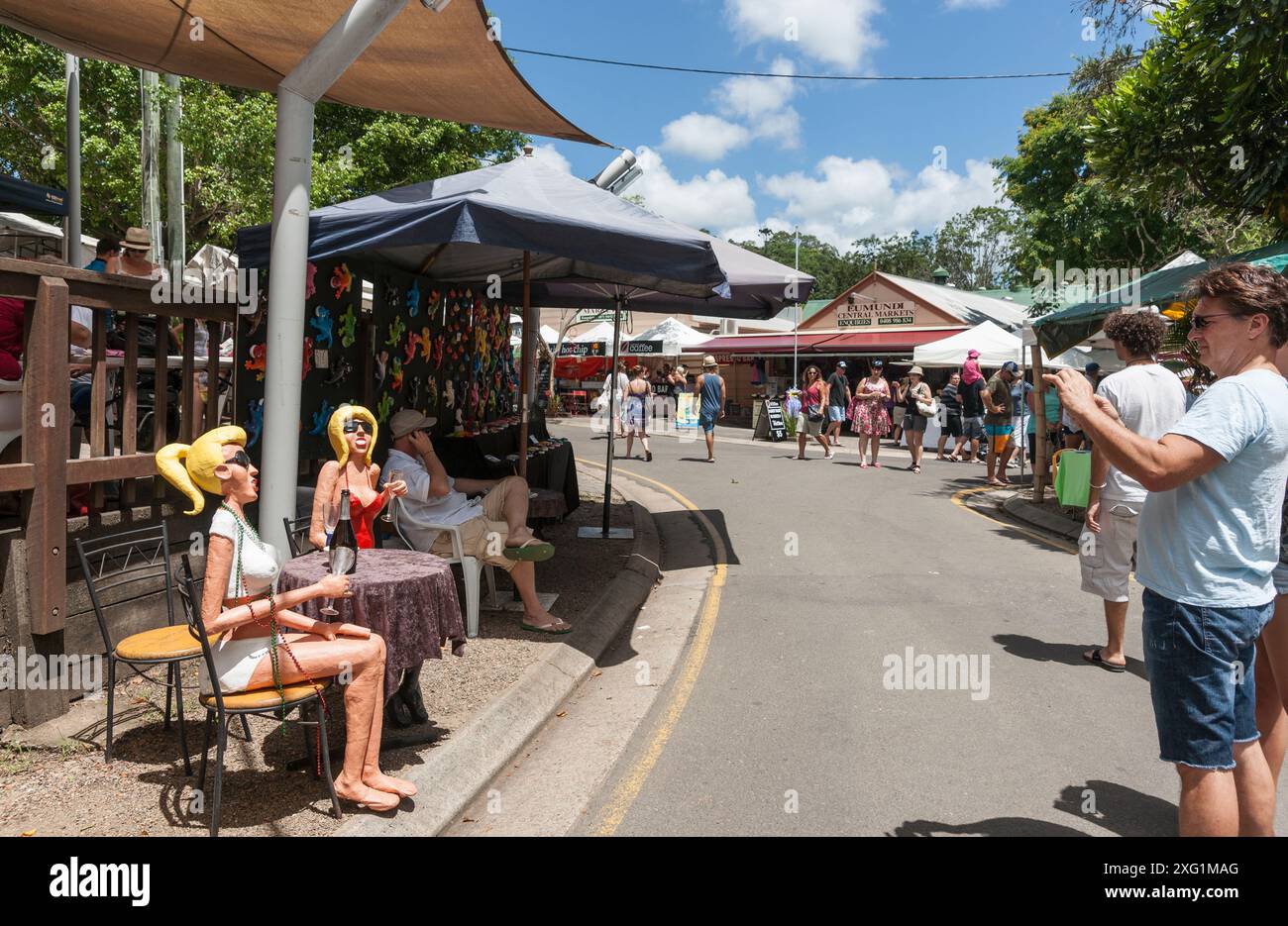 Eumundi - Australia- 1° febbraio 2012; persone e bancarelle nei famosi mercati del fine settimana della città. Foto Stock