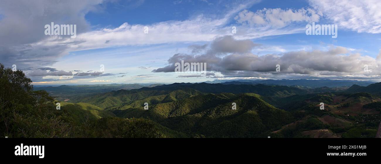 Vista panoramica del Parco Nazionale di Phu Toei dalla cima di Khao Thevada, provincia di Suphan Buri, Thailandia Foto Stock