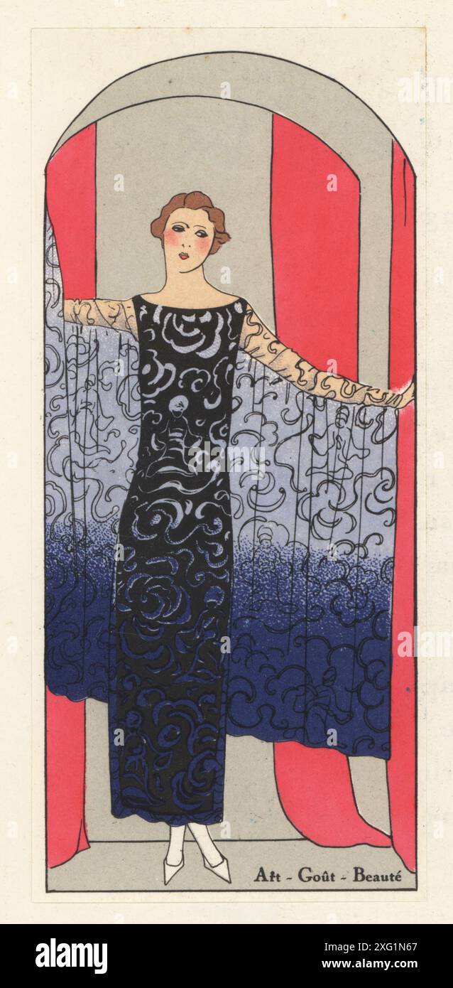 Donna alla moda in un drammatico abito da sera, Parigi, 1922. Il tubino in raso nero è rivestito da una tunica in pizzo ombreggiato. Design di Paul Poiret. Litografia di pocoro a mano (stencil) dopo un'illustrazione di Miss Colette, Miss J. Dory, Miss Mariotton e Miss Vitrotto di Art, Gout, Beaute, pubblicata dalla rivista di moda AGB, Lyon, 1922. Foto Stock