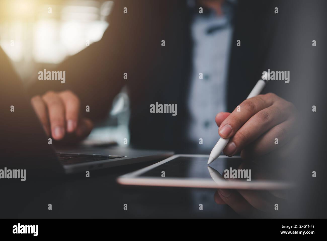 uomo d'affari che utilizza la penna stilo e lavora su un tablet digitale Foto Stock