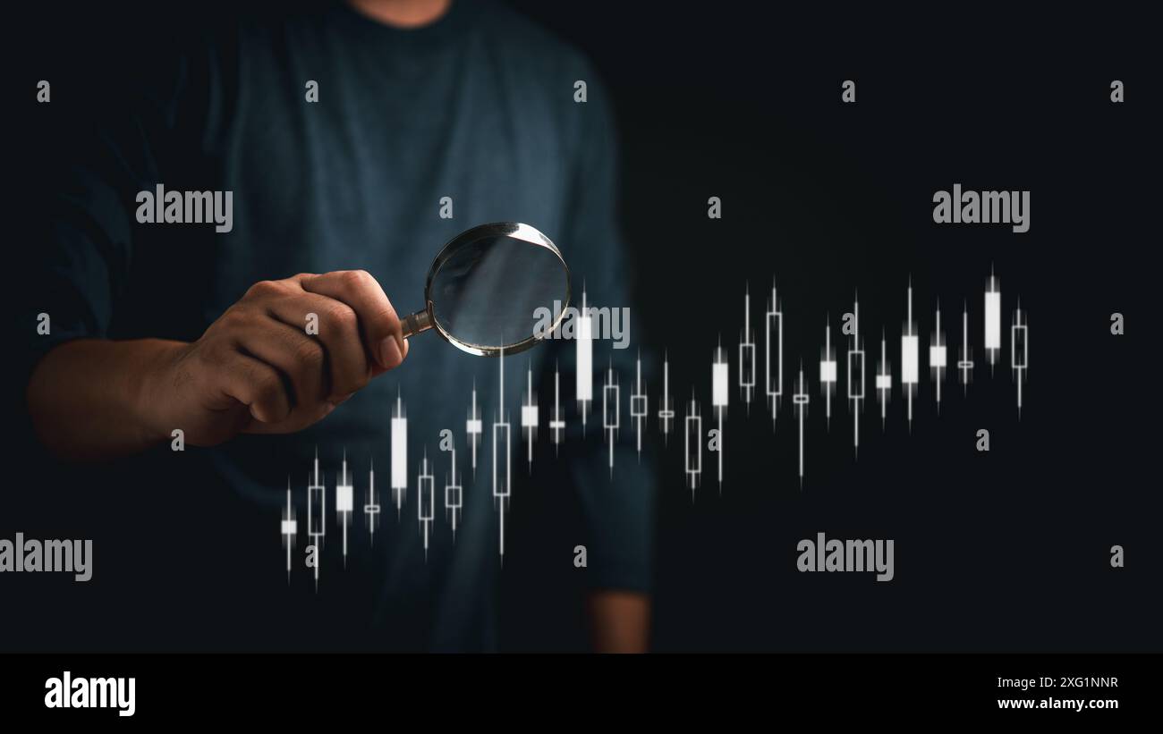 Uomo d'affari con una lente d'ingrandimento sui grafici dei dati finanziari, simbolo di un'analisi finanziaria dettagliata. Evidenzia le ricerche di mercato e gli investimenti Foto Stock