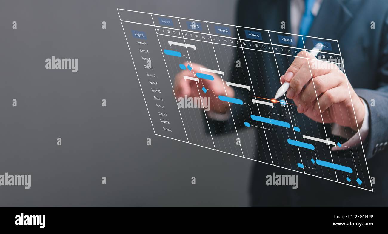 Uomo d'affari che gestisce la pianificazione dei progetti con il grafico digitale di Gantt. Moderna pianificazione dei progetti, gestione delle attività, monitoraggio dei progressi. Spazio di lavoro professionale Foto Stock