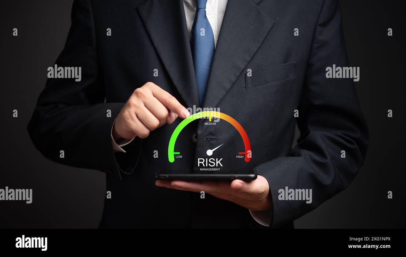Responsabile aziendale che adegua l'indicatore di gestione dei rischi. Concetto di valutazione dei livelli di rischio finanziario da basso ad alto. Ideale per la strategia aziendale, financi Foto Stock