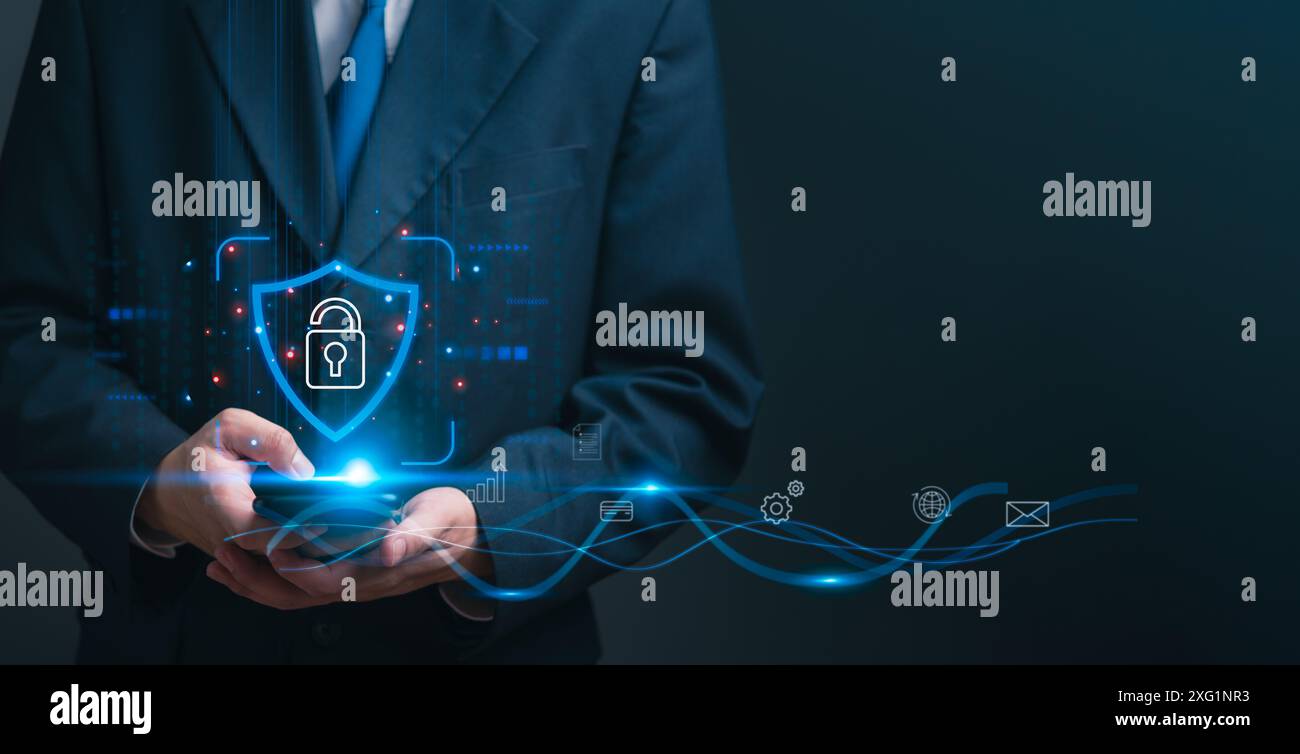 Uomo d'affari con uno scudo digitale e un'icona a forma di lucchetto, sicurezza informatica e protezione dei dati. Privacy e fiducia nelle transazioni digitali. Perfetto per i servizi IT Foto Stock