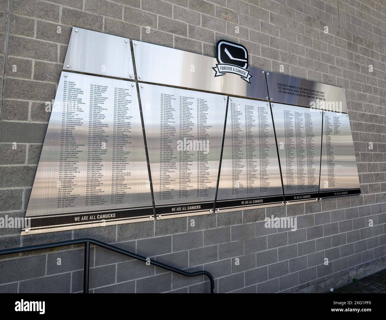 Vancouver CAN, Kanada / Canada, Urlaubseindruecke und Sehenswuerdigkeiten, Vancouver, 05.07.2024. An der Rogers Arena, Heimat der Vancouver Canucks Eishockey: Ehrentafel fuer alle bisherigen Dauerkartenbesitzer, motto: We Are All Canucks. CAN, Kanada / Canada, Urlaubseindruecke und Sehenswuerdigkeiten, Vancouver, 05.07.2024. *** Vancouver CAN, Canada Canada, impressioni e luoghi di interesse per le vacanze, Vancouver, 05 07 2024 presso Rogers Arena, sede della targa di hockey su ghiaccio Vancouver Canucks per tutti i possessori di biglietti della stagione precedente, motto We Are All Canucks CAN, Canada Canada, impressioni per le vacanze e. Foto Stock