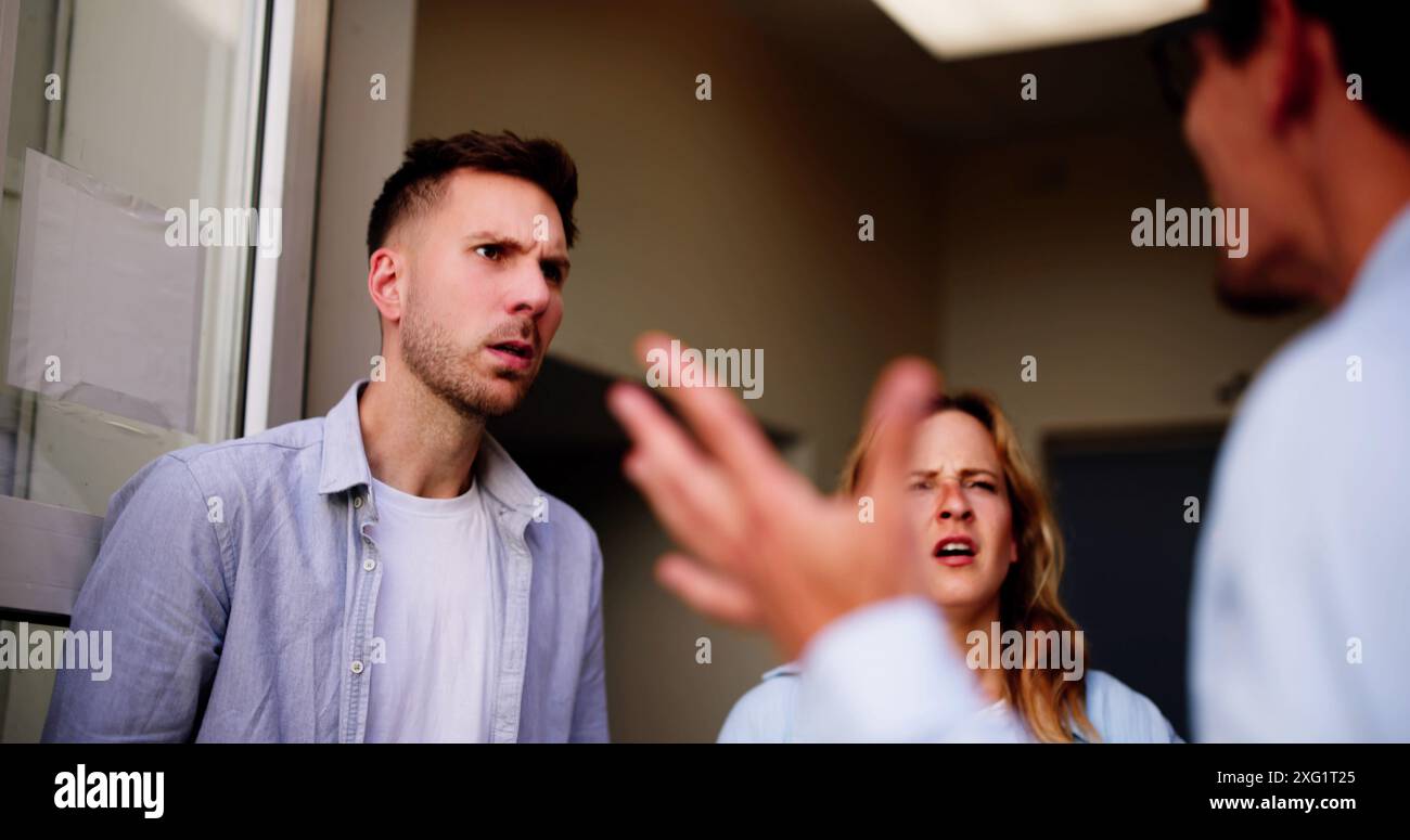La disputa arrabbiata interrompe la visita pacifica della giovane donna, rivelando tensioni tra vicini che litigano per una situazione di vita. Foto Stock