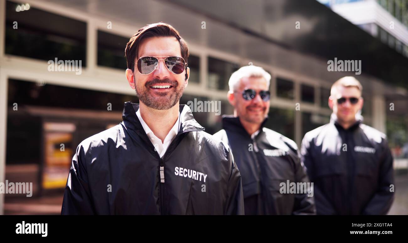 Guardia di sicurezza professionale che garantisce la sicurezza degli eventi con il suo gruppo di guardie del corpo a stretto contatto. Agente che protegge le persone con Walkie-talkie e Surveill Foto Stock