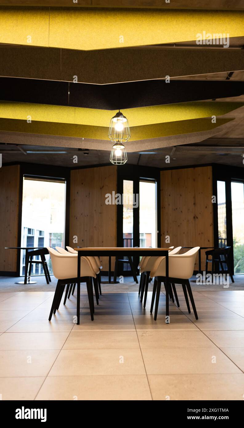 Moderno spazio ufficio con sedie e tavoli vuoti, pronto per riunioni d'affari, spazio fotocopie Foto Stock