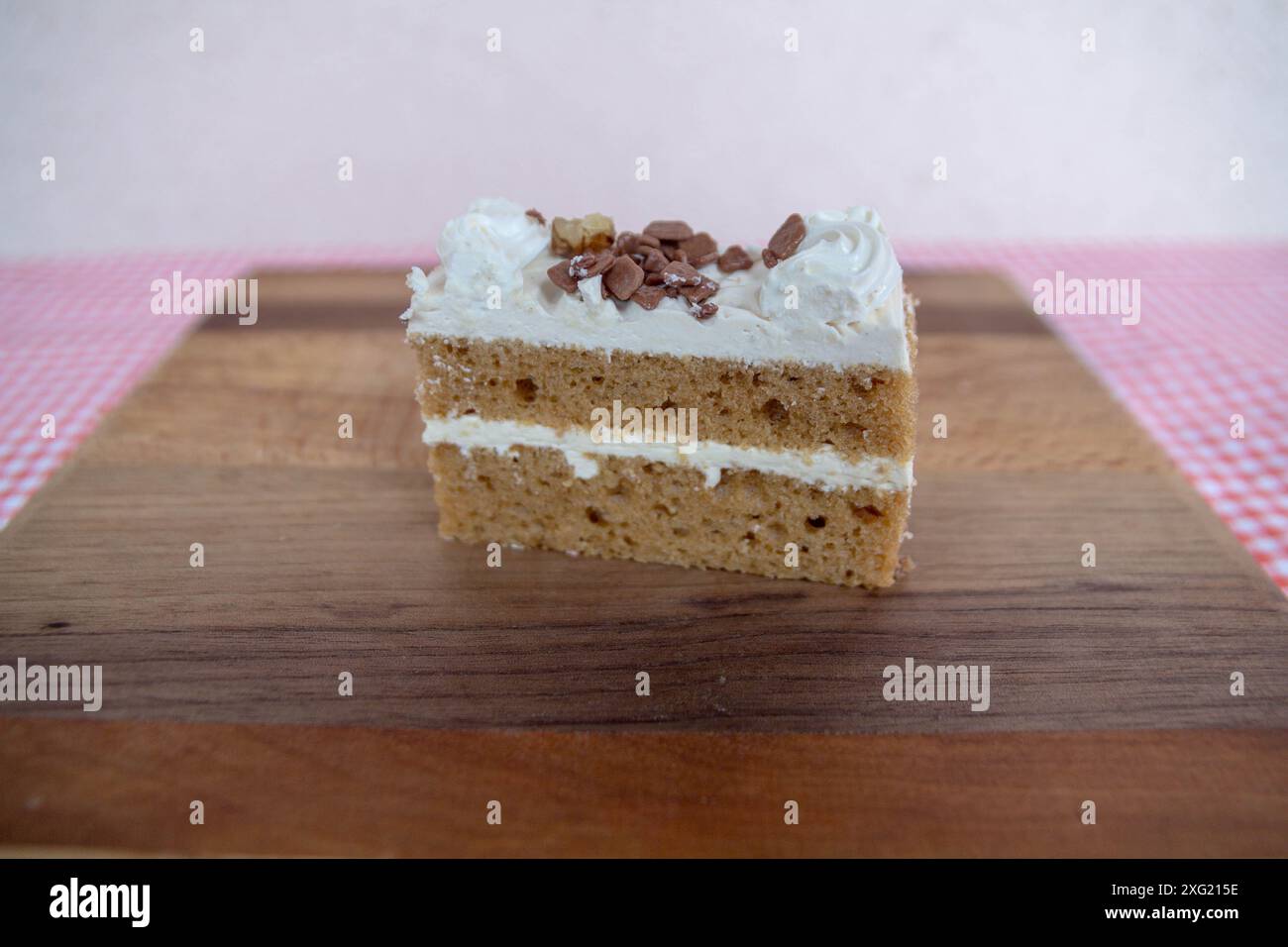 Fetta di torta di carote con glassa su tavola di legno Foto Stock
