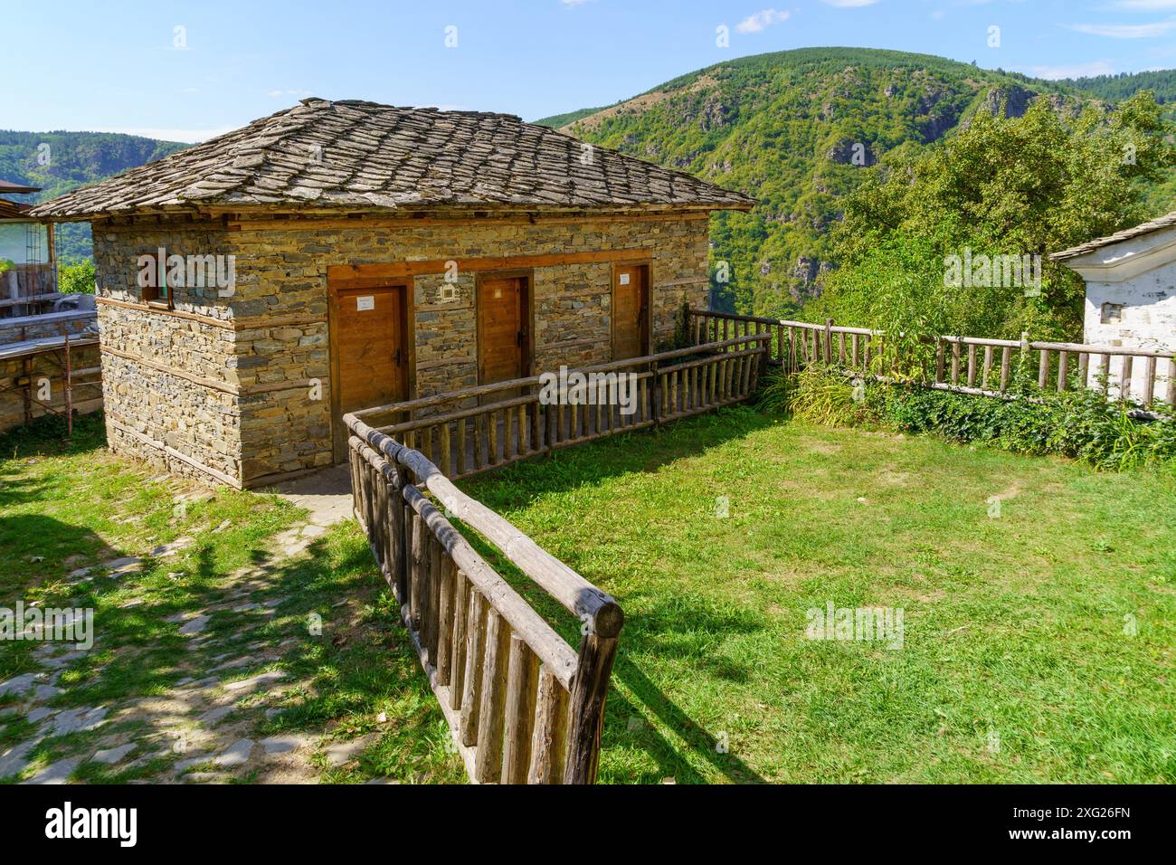 Kovachevitsa, Bulgaria - 29 settembre 2023: Vista delle case tipiche del villaggio di Kovachevitsa, Monti Rodopi, Bulgaria Foto Stock