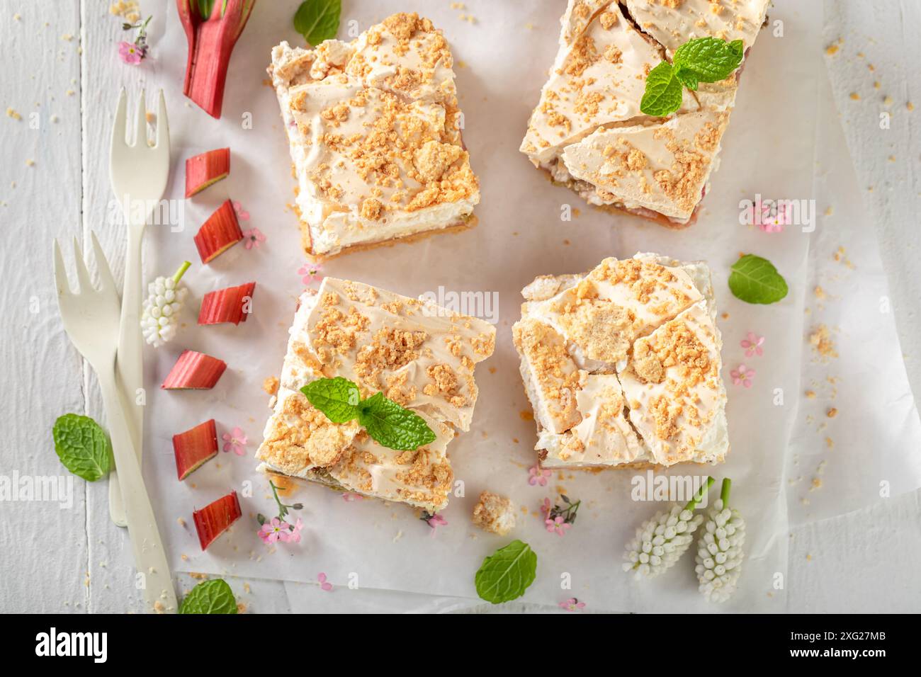 Deliziosa e fresca torta al lievito di rabarbaro servita con tè. Forgiare la torta con rabarbaro e sbriciolare. Foto Stock