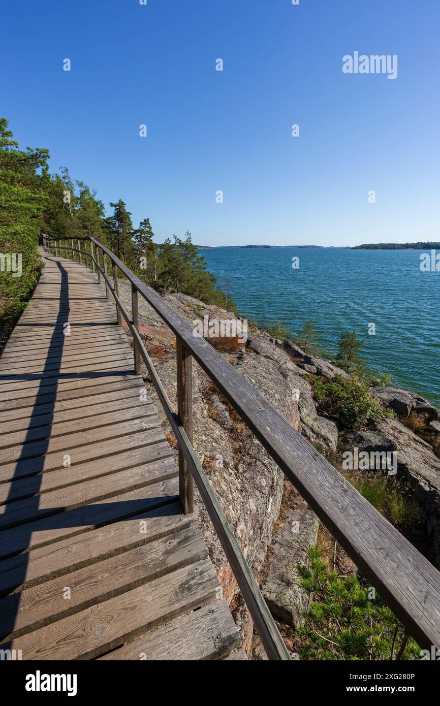 Passerella in legno sopraelevata sulla scogliera del Mar Baltico a Mariehamn, Isole Åland, Finlandia, in una giornata di sole in estate. Foto Stock