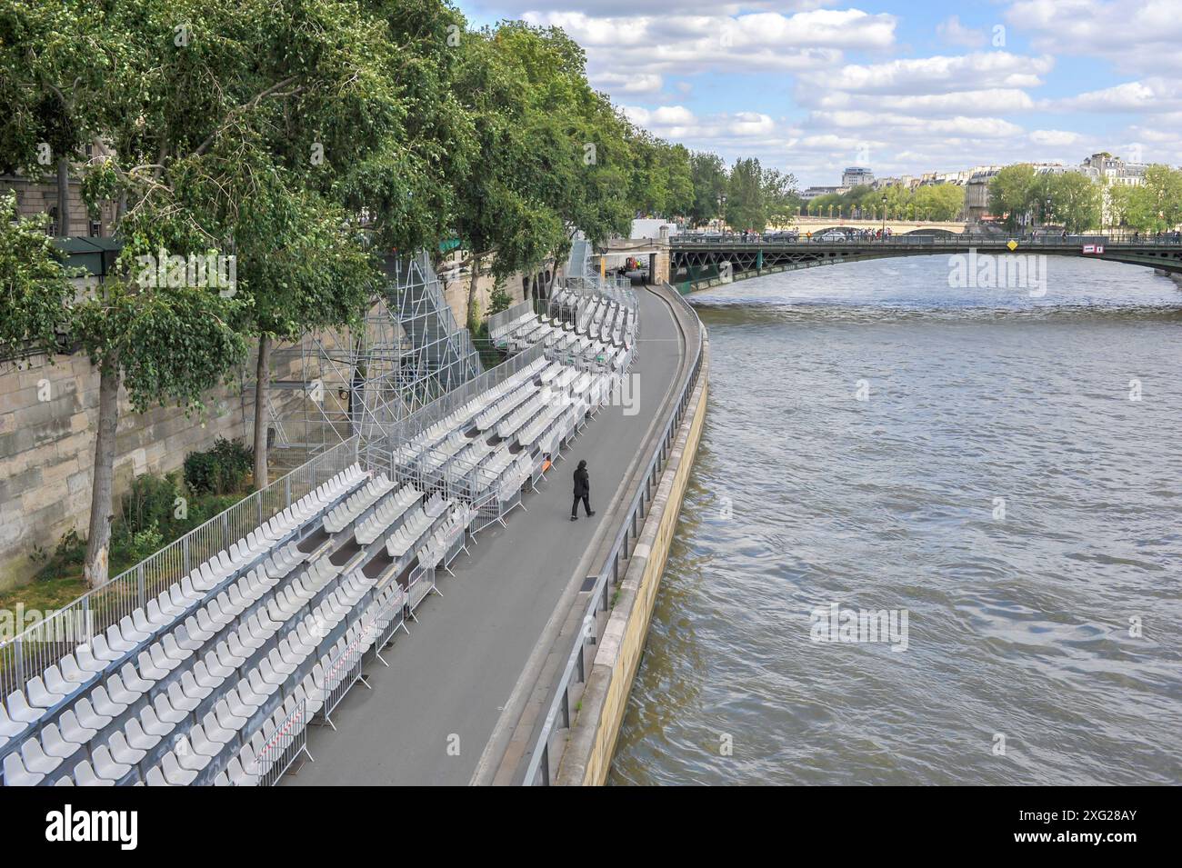 FRANCIA. PARIGI (75) 4° DISTRETTO. LA SPONDA DESTRA DELLA SENNA SI PREPARA ALLA CERIMONIA DI APERTURA DEI GIOCHI OLIMPICI DI PARIGI 2024. INSTALLATIO Foto Stock