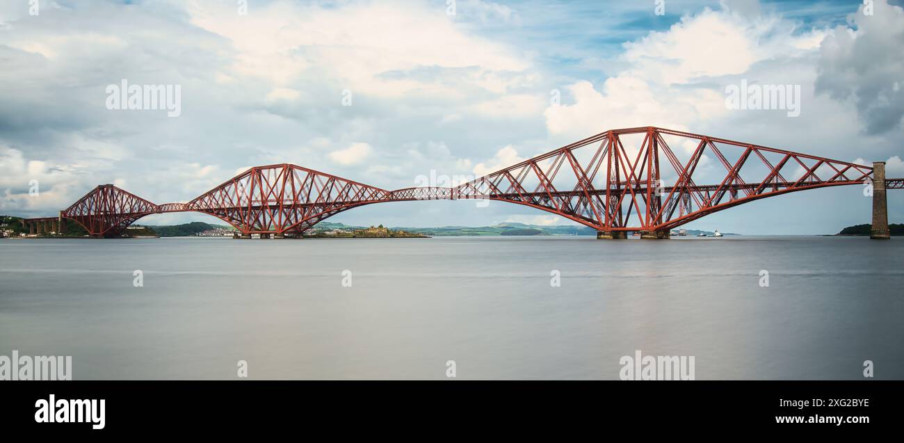 Il Forth Bridge, testimonianza dell'abilità ingegneristica e visto da molti come un simbolo della Scozia, essendo stato precedentemente votato come la sua più grande meraviglia artificiale Foto Stock