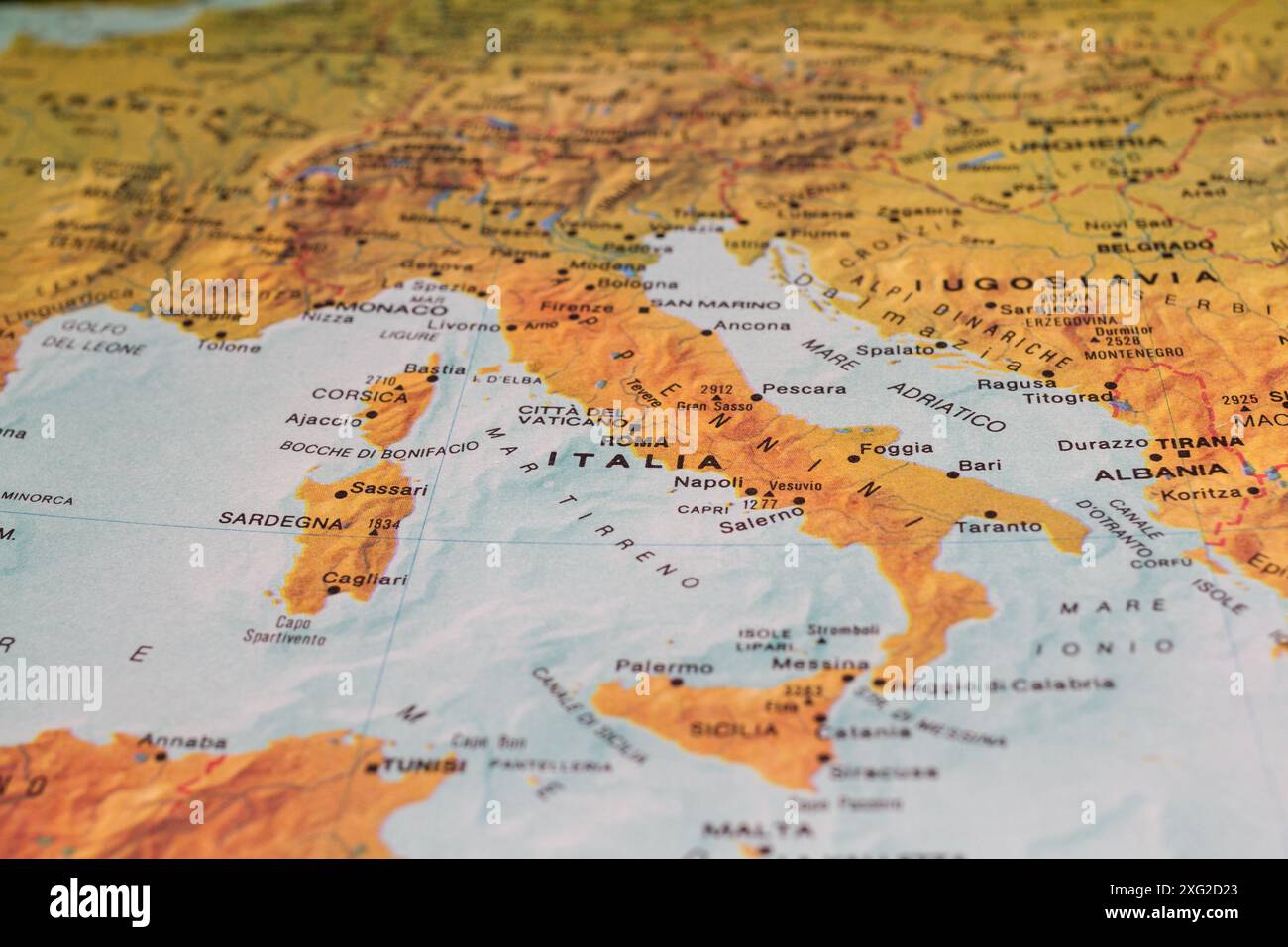 Vecchia mappa dell'Europa meridionale con l'Italia e i Balcani con la Jugoslavia unita, prima del 1991. Foto Stock