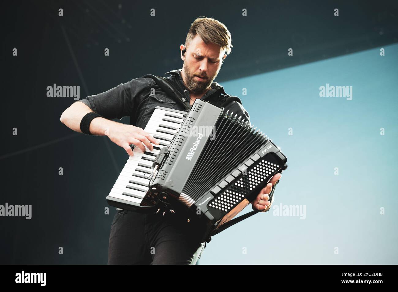 DANIMARCA COPENAGHEN, COPENHELL FESTIVAL 19 GIUGNO: Tim Brennan, chitarrista e autore di canzoni della band Celtic punk americana Dropkick Murphys (di Quincy, Massachusetts), si esibisce dal vivo sul palco del Copenhell Festival 2024 Foto Stock