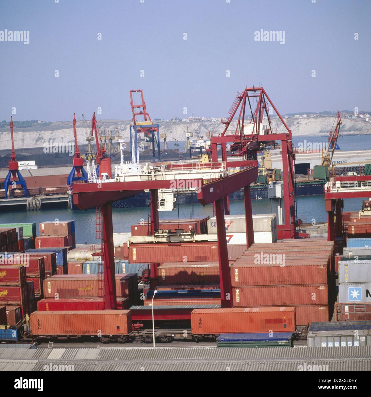 Contenitori a porta. El Abra. Golfo di Guascogna. Spagna Foto Stock