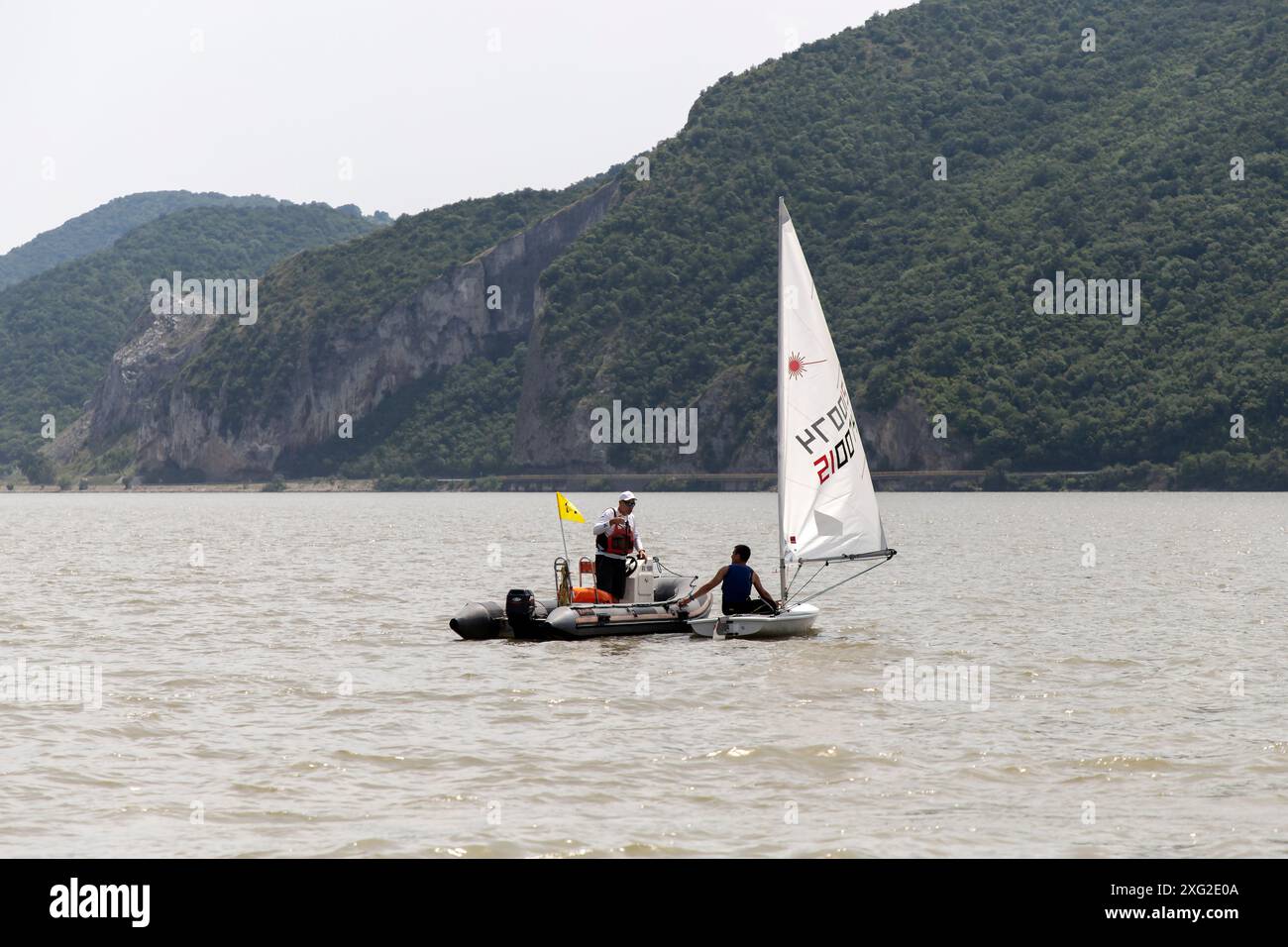 Golubac, Serbia, 9 giugno 2024: Intermissione durante le regate veliche Foto Stock