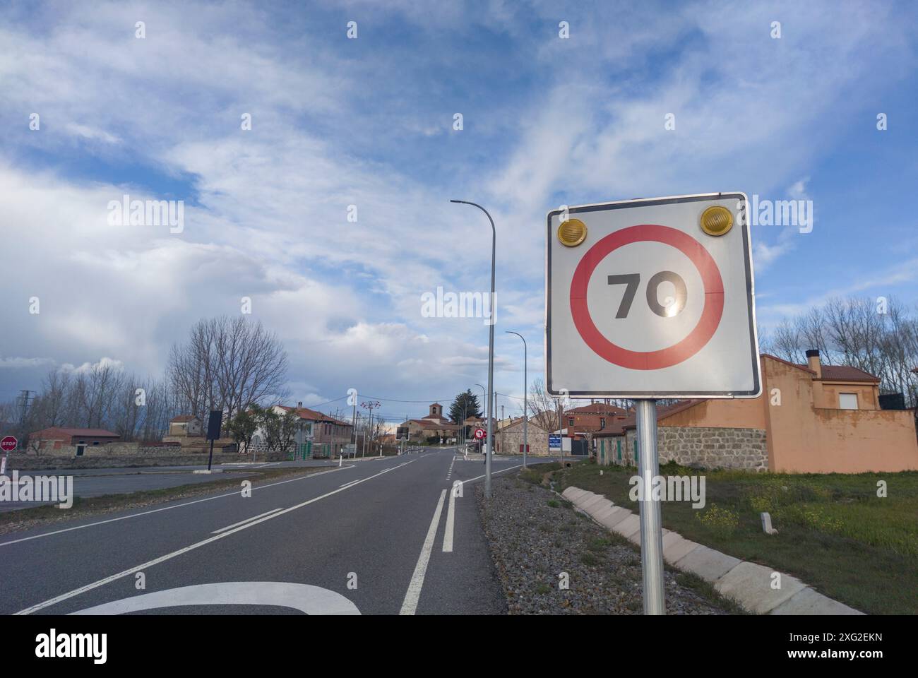 Segnaletica stradale nazionale spagnola con limite di velocità N-502 70km/h. Attraversando Solosancho, Avila Foto Stock