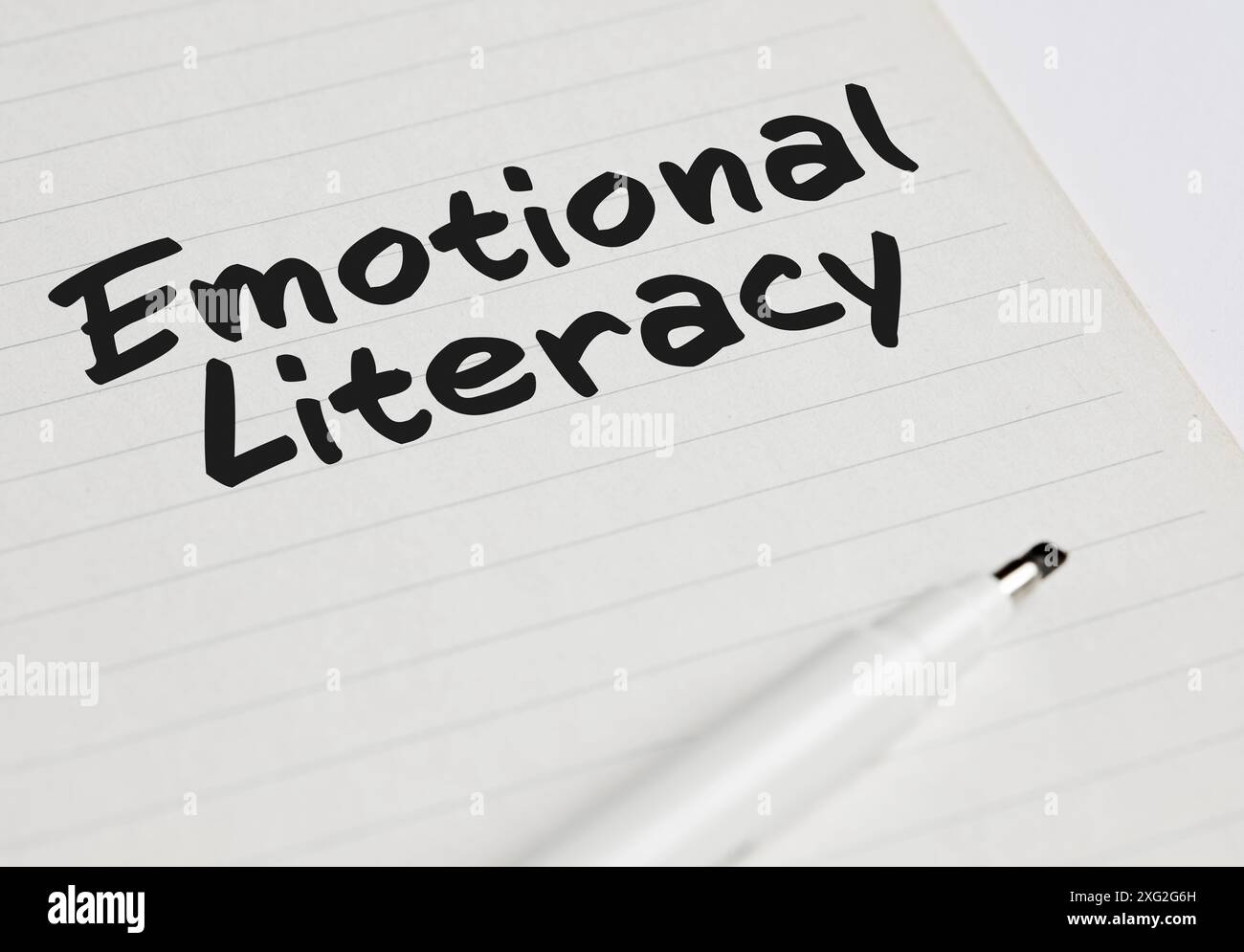 La parola alfabetizzazione emotiva scritta su un quaderno con pennarello. Foto Stock