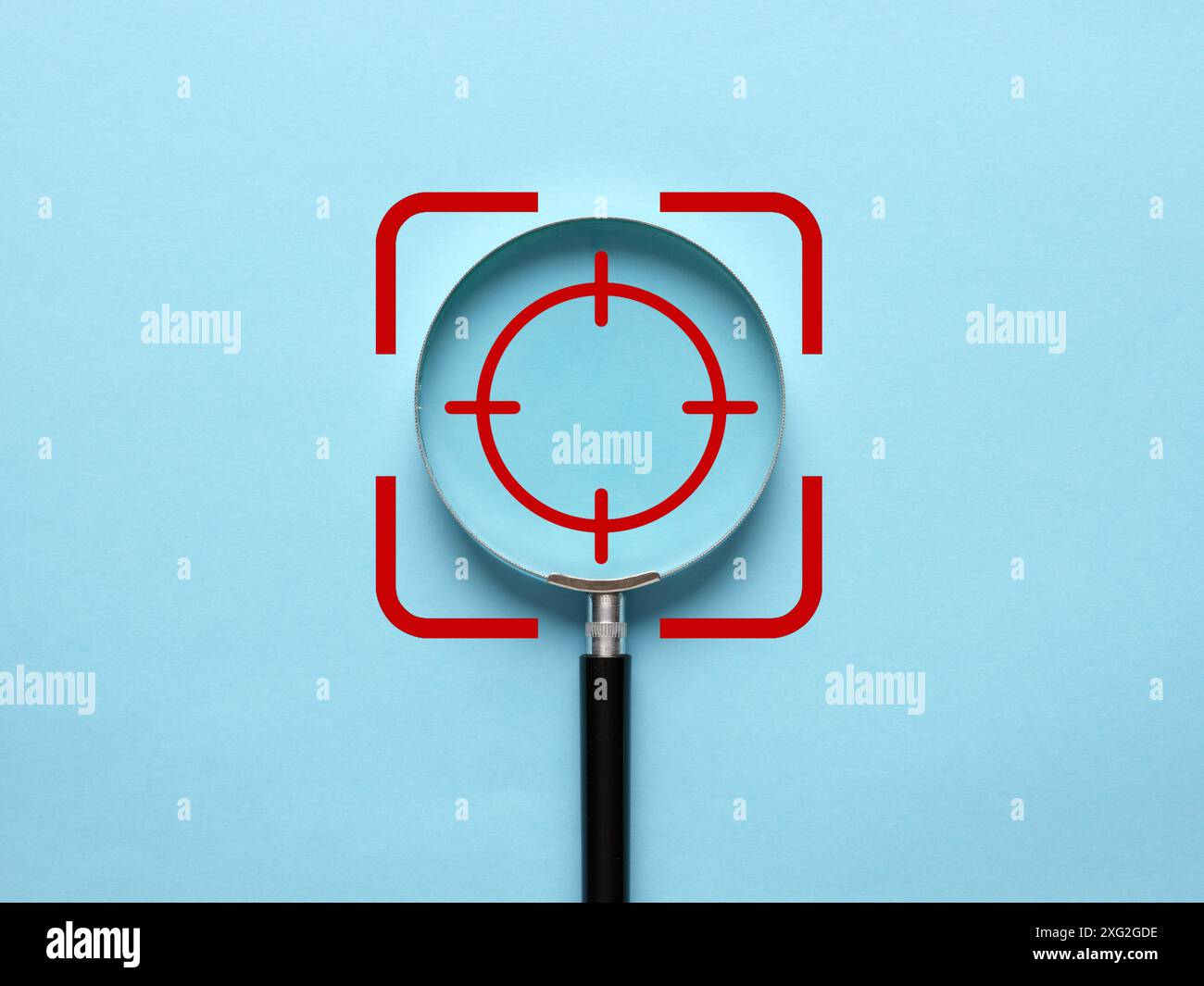Concentrarsi sugli obiettivi e gli obiettivi aziendali. Trovare o analizzare gli obiettivi. Simboli target con lente di ingrandimento su sfondo blu. Foto Stock