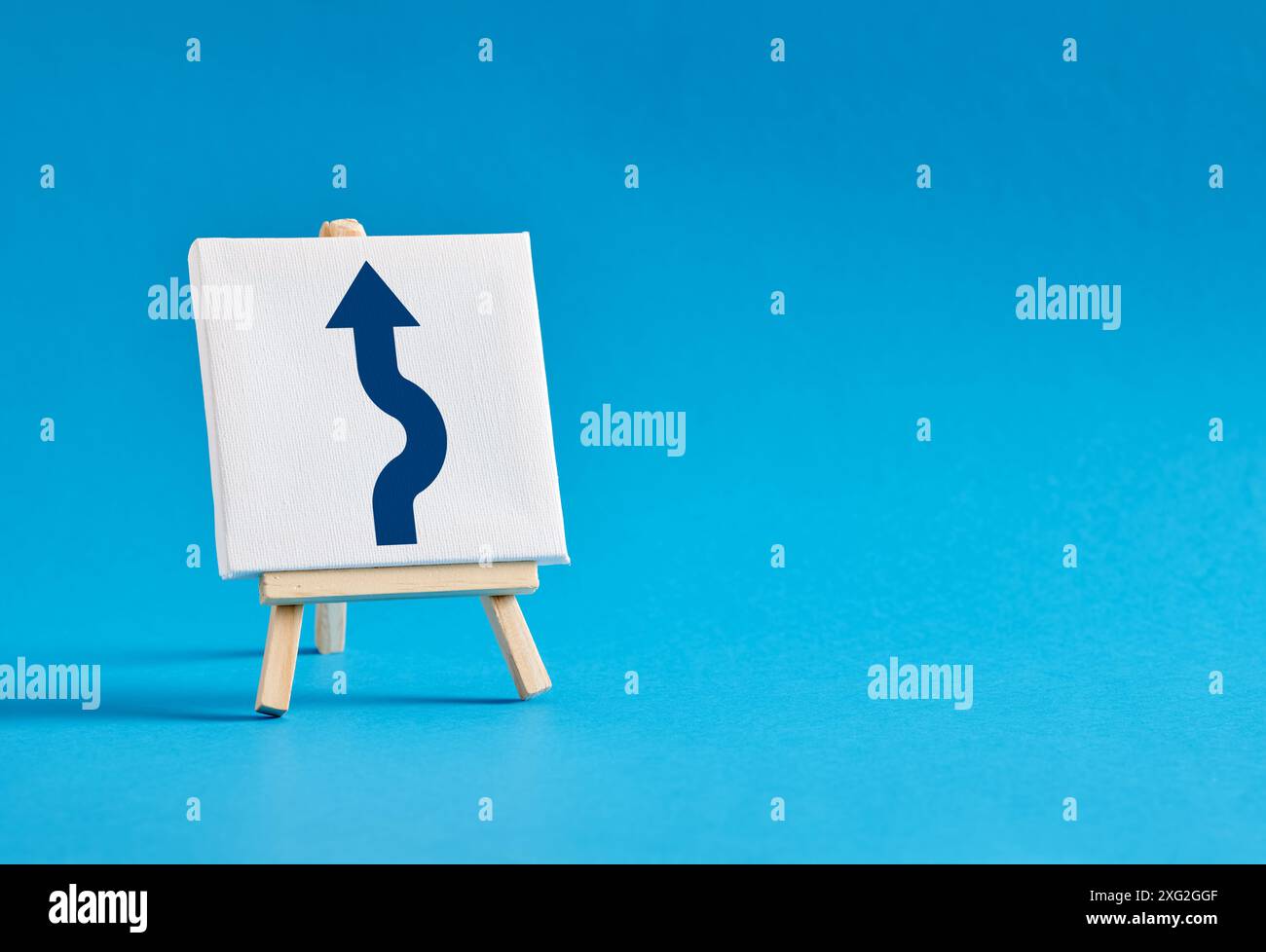 Cavalletto con una freccia curva su sfondo blu. Evitare ostacoli, gestione strategica, flessibilità o scostamento dalle norme. Foto Stock