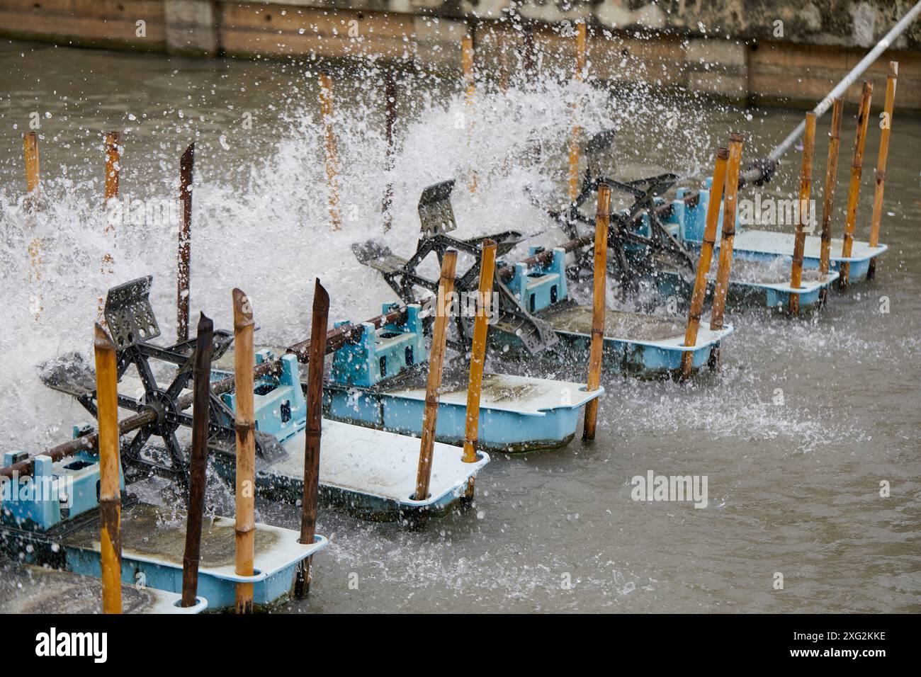 Turbine ad acqua nell'acqua per aumentare l'ossigeno nell'acqua Foto Stock