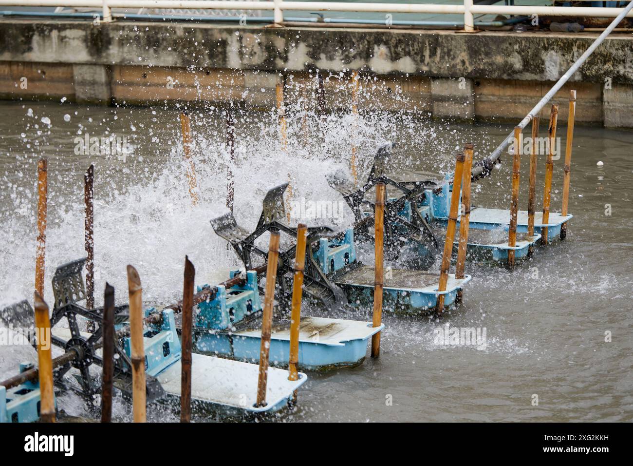 Turbine ad acqua nell'acqua per aumentare l'ossigeno nell'acqua Foto Stock