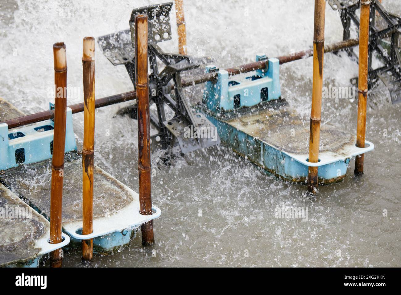 Turbine ad acqua nell'acqua per aumentare l'ossigeno nell'acqua Foto Stock