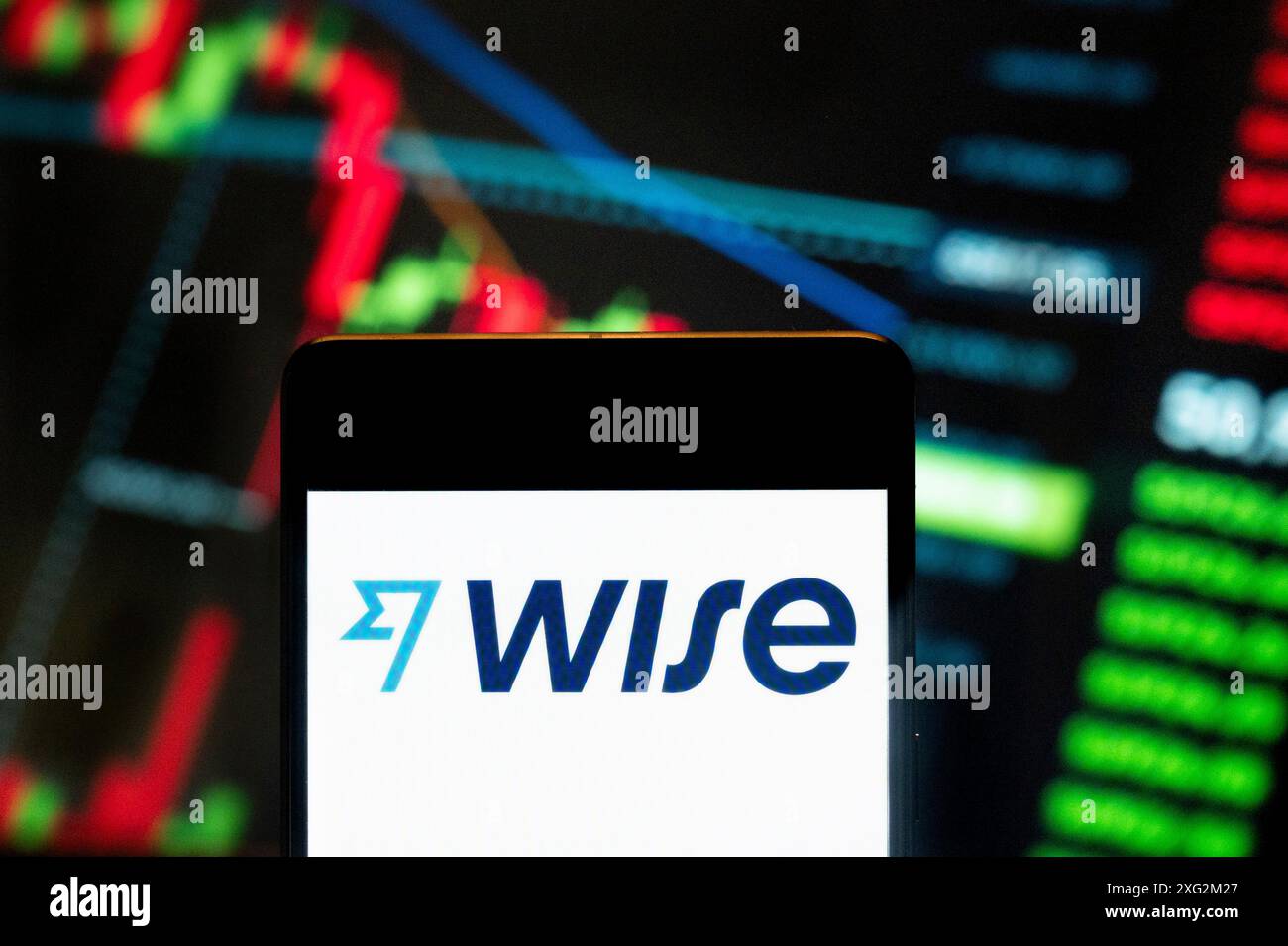 Hong Kong, Cina. 21 giugno 2024. In questa immagine, il logo Wise, società di tecnologia finanziaria in valuta estera con sede nel Regno Unito, è stato visualizzato su uno smartphone con un grafico dell'indice di borsa economica sullo sfondo. (Credit Image: © Budrul Chukrut/SOPA Images via ZUMA Press Wire) SOLO PER USO EDITORIALE! Non per USO commerciale! Foto Stock