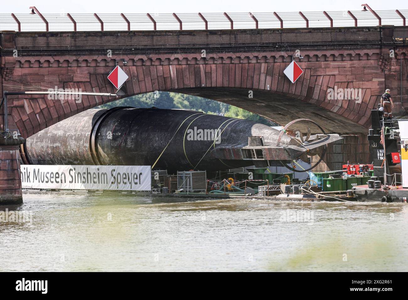 Trasferimento DAS U-Boot U17 während dem al Richtung Technik Museum Sinsheim, knapp bemessen aber es passt. DAS U-Boot passiert die Ladenburger Brücke, Uboottransfer der U17 zum Museum Speyer AM 06.07.24 a Brücke Ladenburg, Ladenburg xamx foto: Alfio Marino *** il sottomarino U17 durante il trasferimento al Museo della tecnica di Sinsheim, stretto ma adatto al sottomarino passa il ponte di Ladenburg, trasferimento sottomarino della U17 al museo Speyer il 06 07 24 nel ponte di Ladenburg, Ladenburg xamx foto Alfio Marino Copyright: HMB-Media Foto Stock