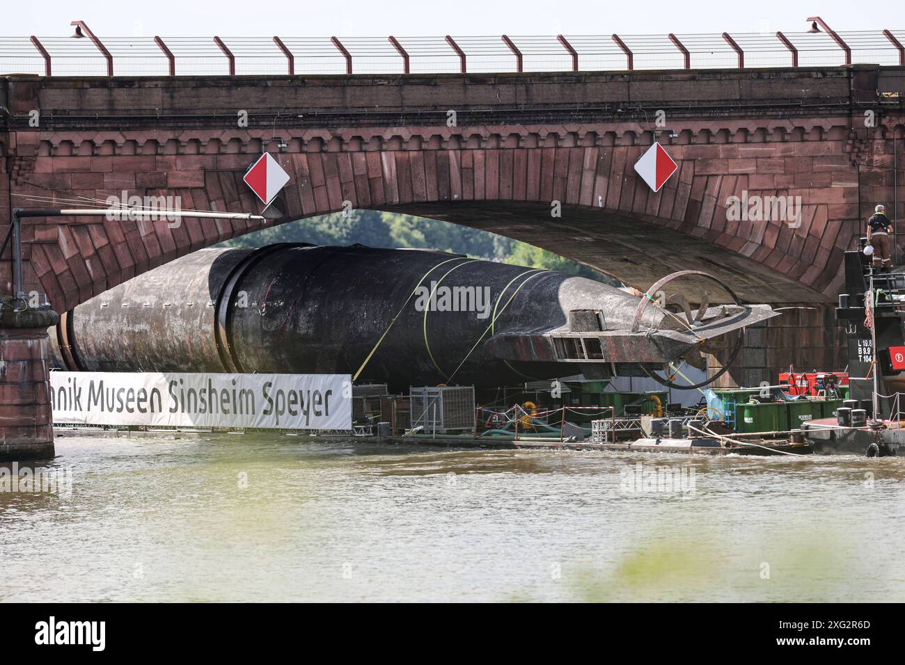 Trasferimento DAS U-Boot U17 während dem al Richtung Technik Museum Sinsheim, knapp bemessen aber es passt. DAS U-Boot passiert die Ladenburger Brücke, Uboottransfer der U17 zum Museum Speyer AM 06.07.24 a Brücke Ladenburg, Ladenburg xamx foto: Alfio Marino *** il sottomarino U17 durante il trasferimento al Museo della tecnica di Sinsheim, stretto ma adatto al sottomarino passa il ponte di Ladenburg, trasferimento sottomarino della U17 al museo Speyer il 06 07 24 nel ponte di Ladenburg, Ladenburg xamx foto Alfio Marino Copyright: HMB-Media Foto Stock