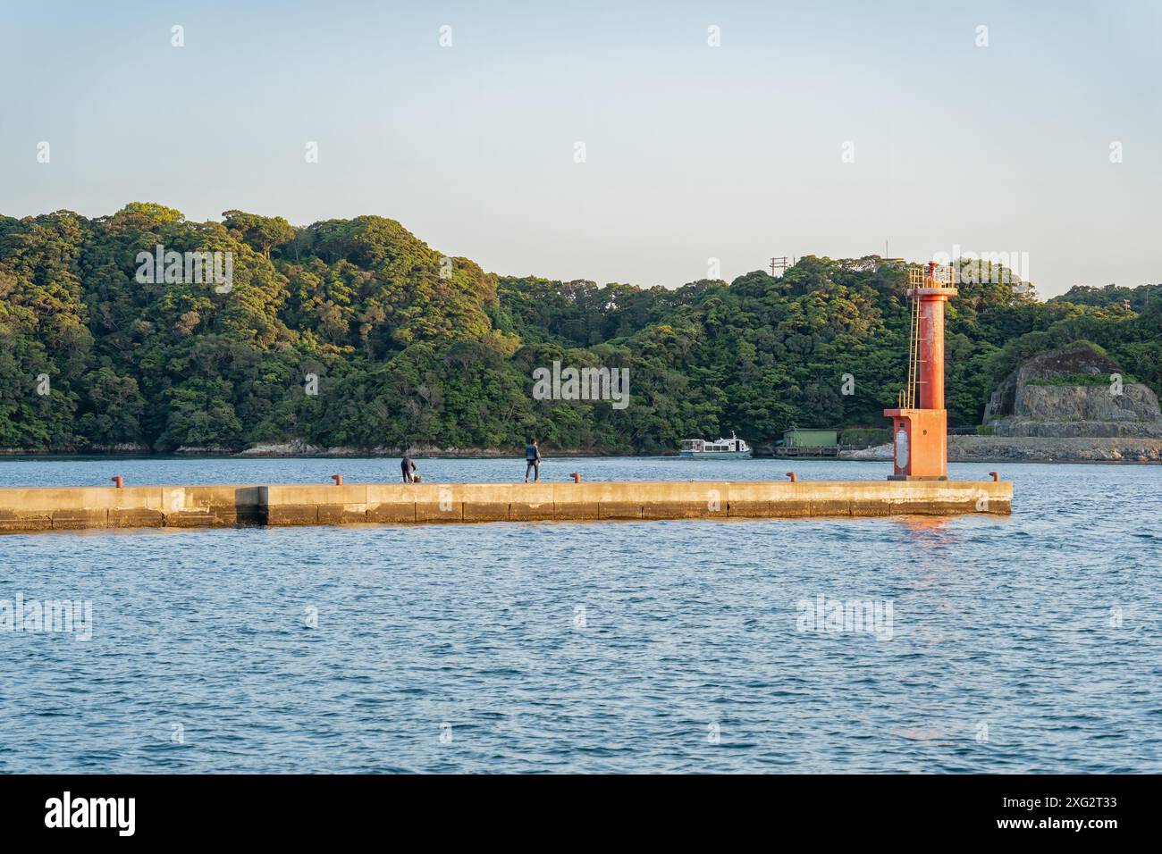 Faro rosso a Katsuura Bay sulla costa pacifica a a Nachikatsuura, Giappone. Foto Stock