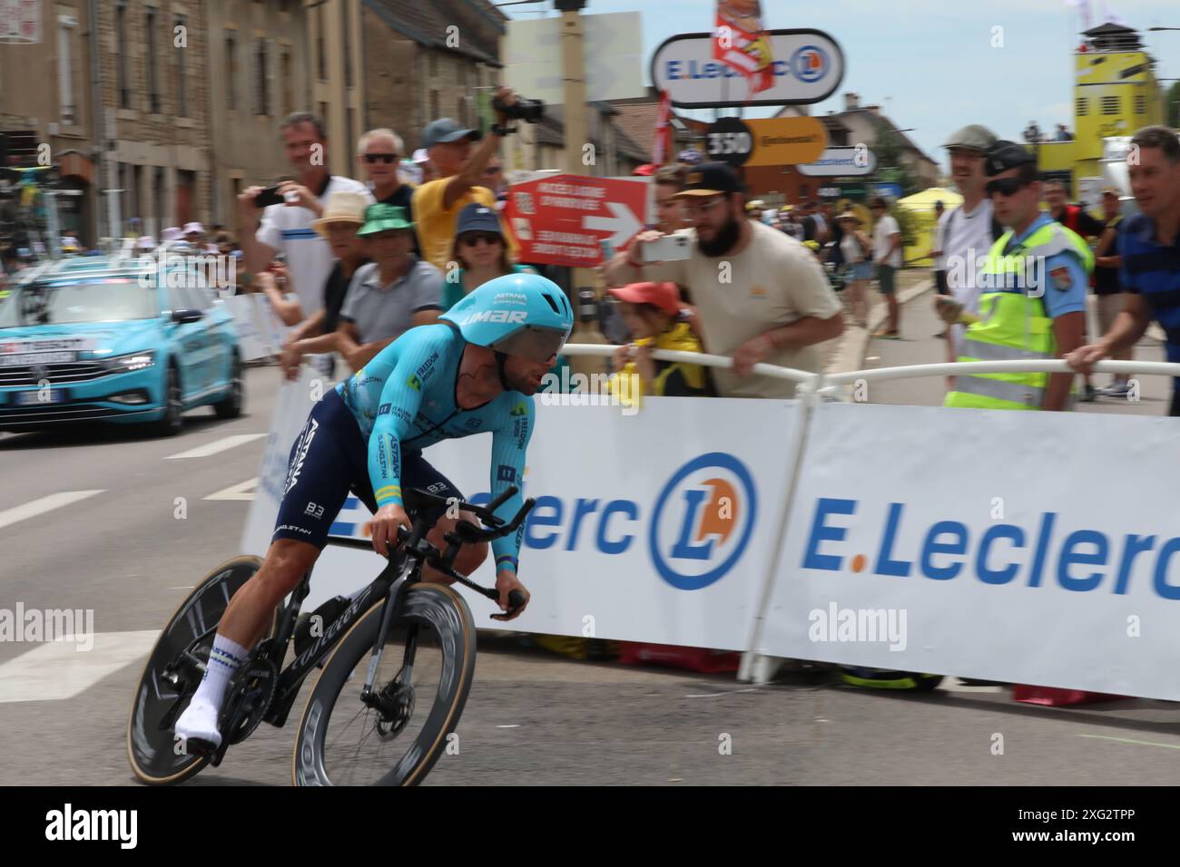 Mark Cavendish di Astana Qazaqstan Team cavalca Gevrey-Chambertin nella cronometro individuale sulla settima tappa del Tour de France 2024 crediti: Dominic Dudley/Alamy Live News Foto Stock