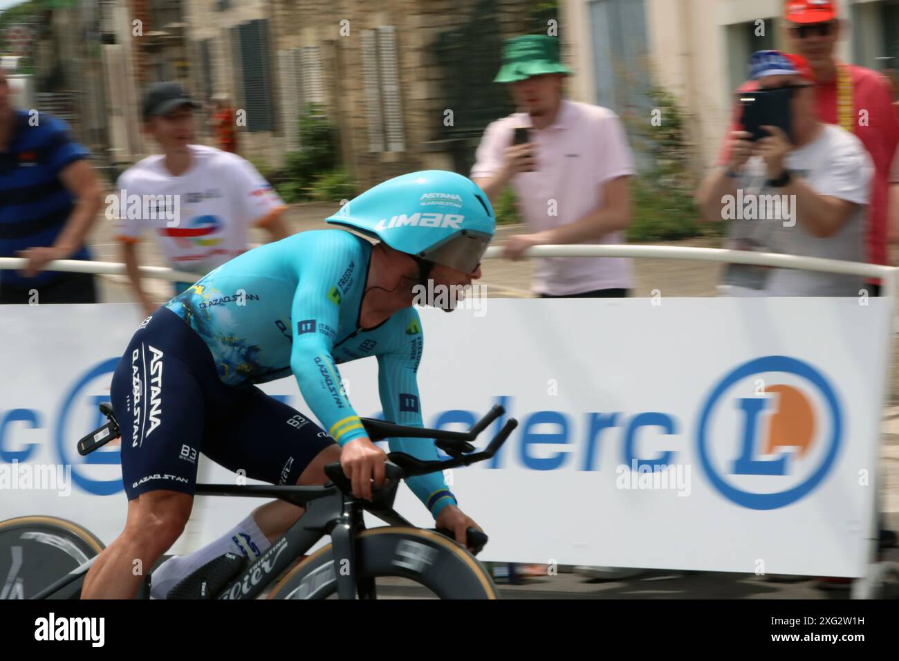Mark Cavendish di Astana Qazaqstan Team cavalca Gevrey-Chambertin nella cronometro individuale sulla settima tappa del Tour de France 2024 crediti: Dominic Dudley/Alamy Live News Foto Stock