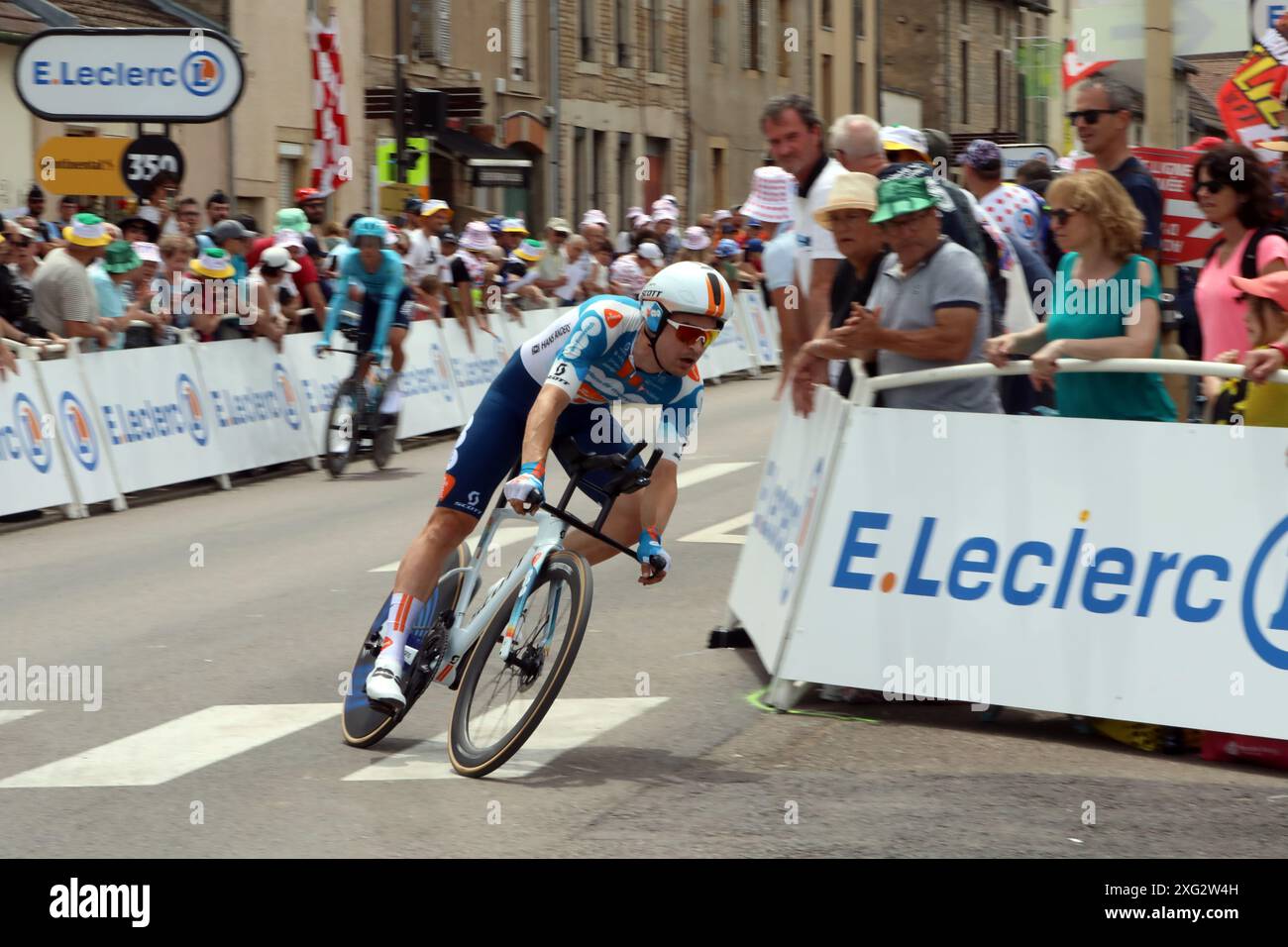 Bram Welten del Team DSM Firmenich PostNL salta su Gevrey-Chambertin nella cronometro individuale sulla settima tappa del Tour de France 2024 crediti: Dominic Dudley/Alamy Live News Foto Stock