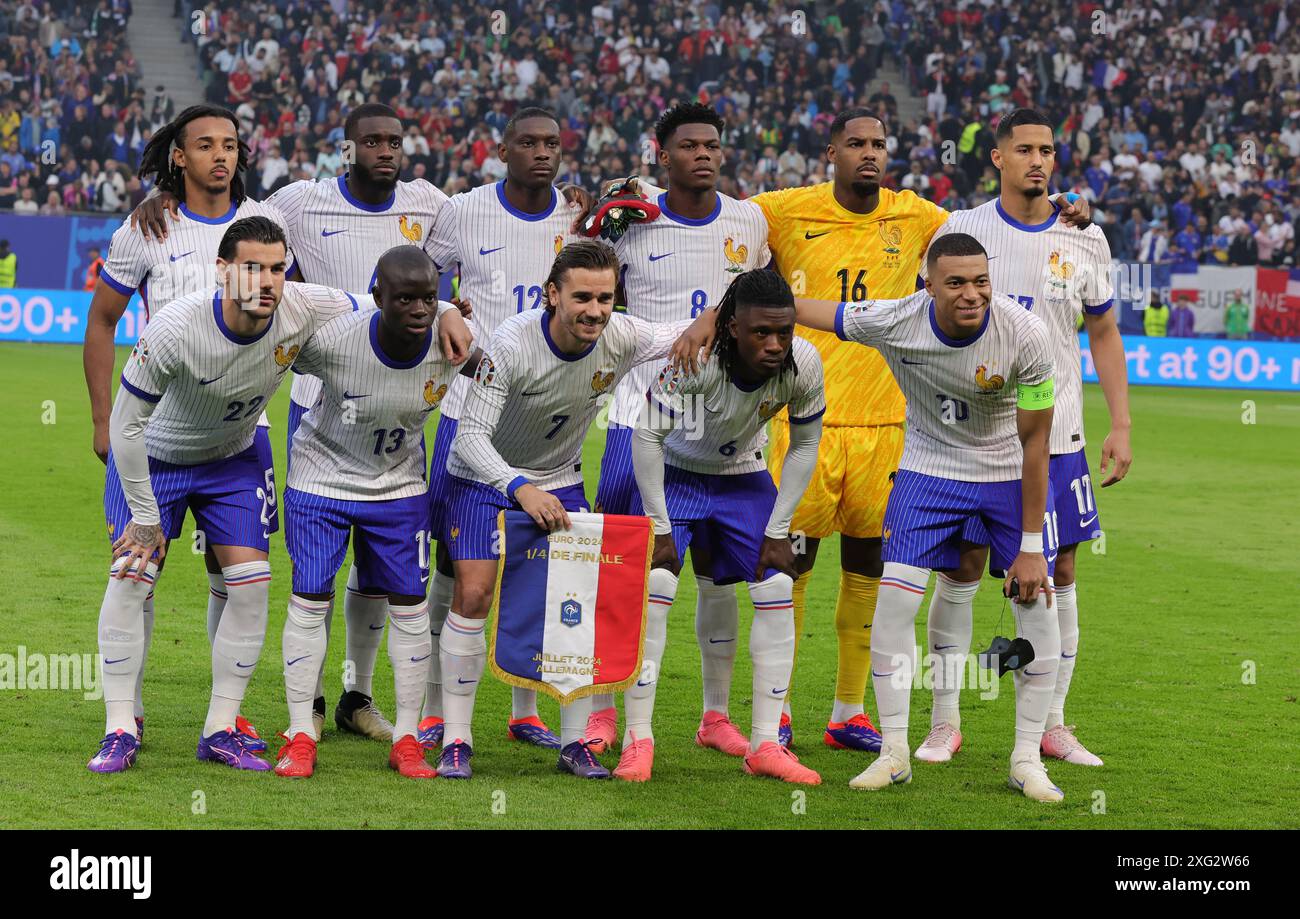 AMBURGO, GERMANIA - 05 LUGLIO: Partenza della squadra francese durante i quarti di finale di UEFA EURO 2024 tra Portogallo e Francia al Volksparkstadion il 5 luglio 2024 ad Amburgo, Germania. © diebilderwelt / Alamy Stock Foto Stock