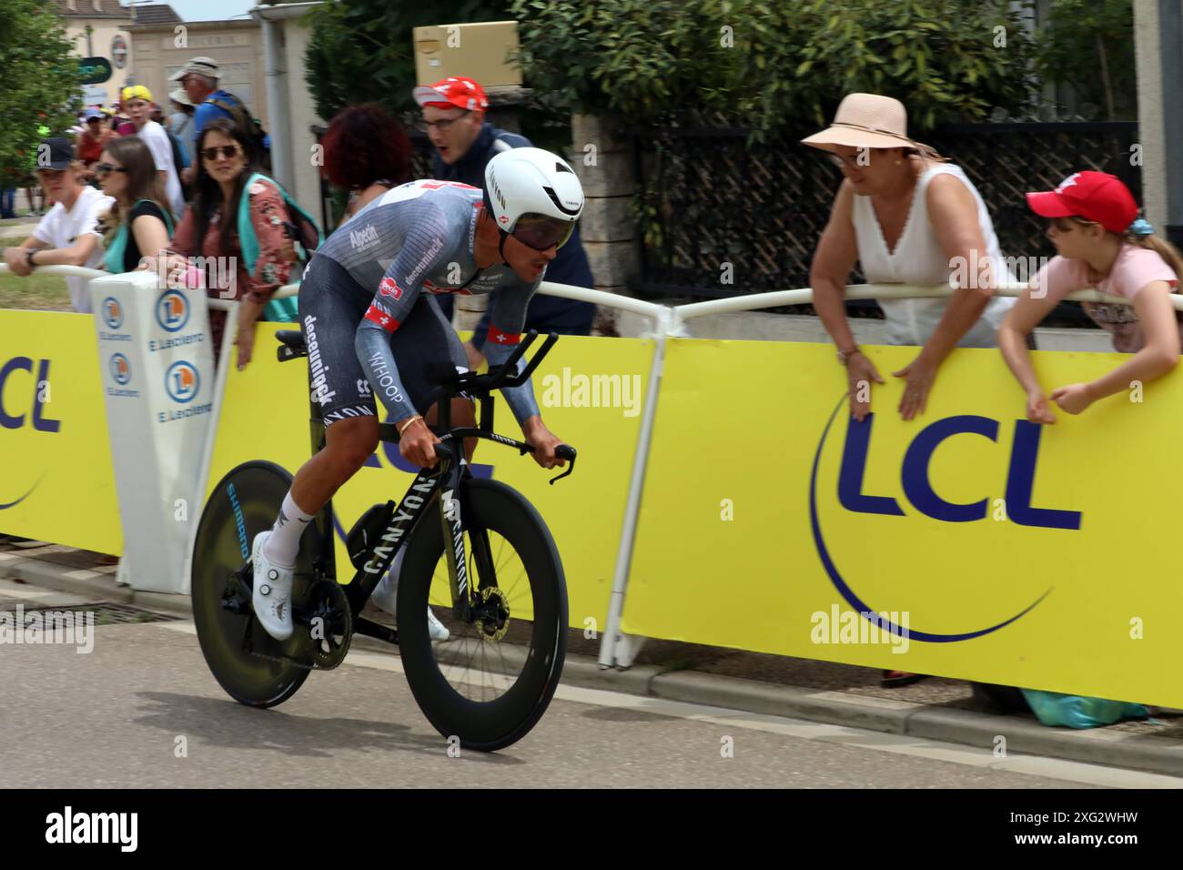 Silvan Dillier di Alpecin-Deceuninck cavalca a Gevrey-Chambertin nella cronometro individuale sulla settima tappa del Tour de France 2024 crediti: Dominic Dudley/Alamy Live News Foto Stock