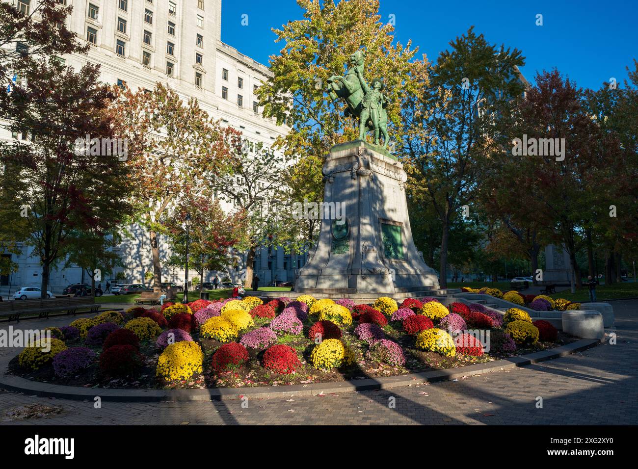 Montreal, Quebec, Canada - 10 ottobre 2022: Dorchester Square al tramonto. Una grande piazza urbana nel centro di Montreal. Foto Stock