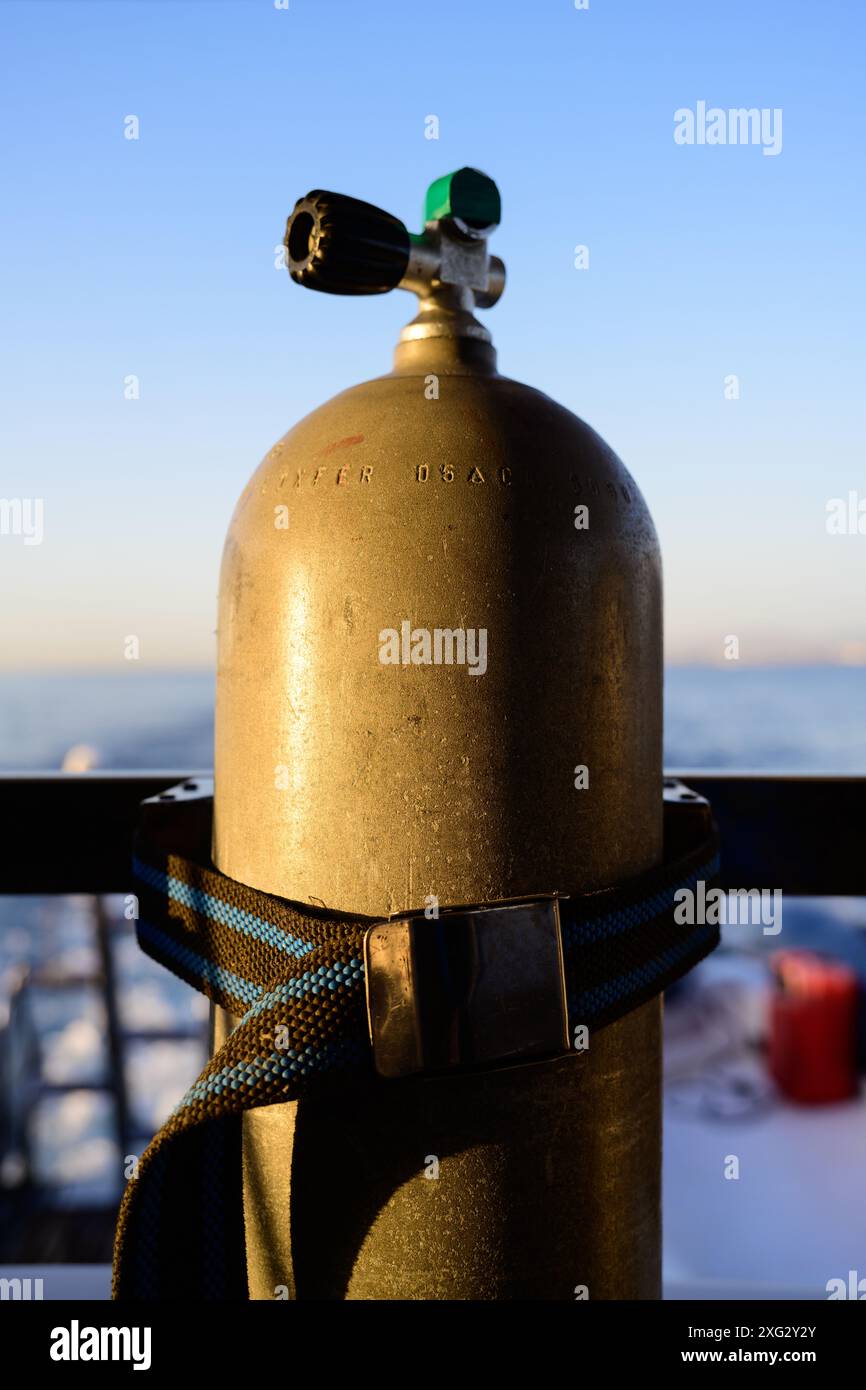 Mar Rosso, Egitto - 10 maggio 2024: Luxfer Scuba Diving Cylinder Al80 Tank Al80 da 80 cuft con valvola DIN Foto Stock