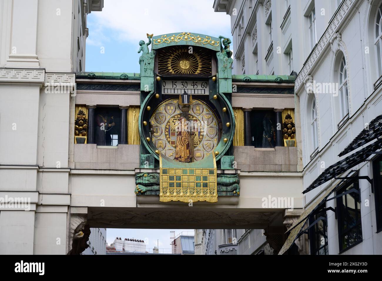 Anker Clock o Ankeruhr a Vienna creato da Franz Matsch nel 1911-1914 ed è un tipico design Art Nouveau. Foto Stock